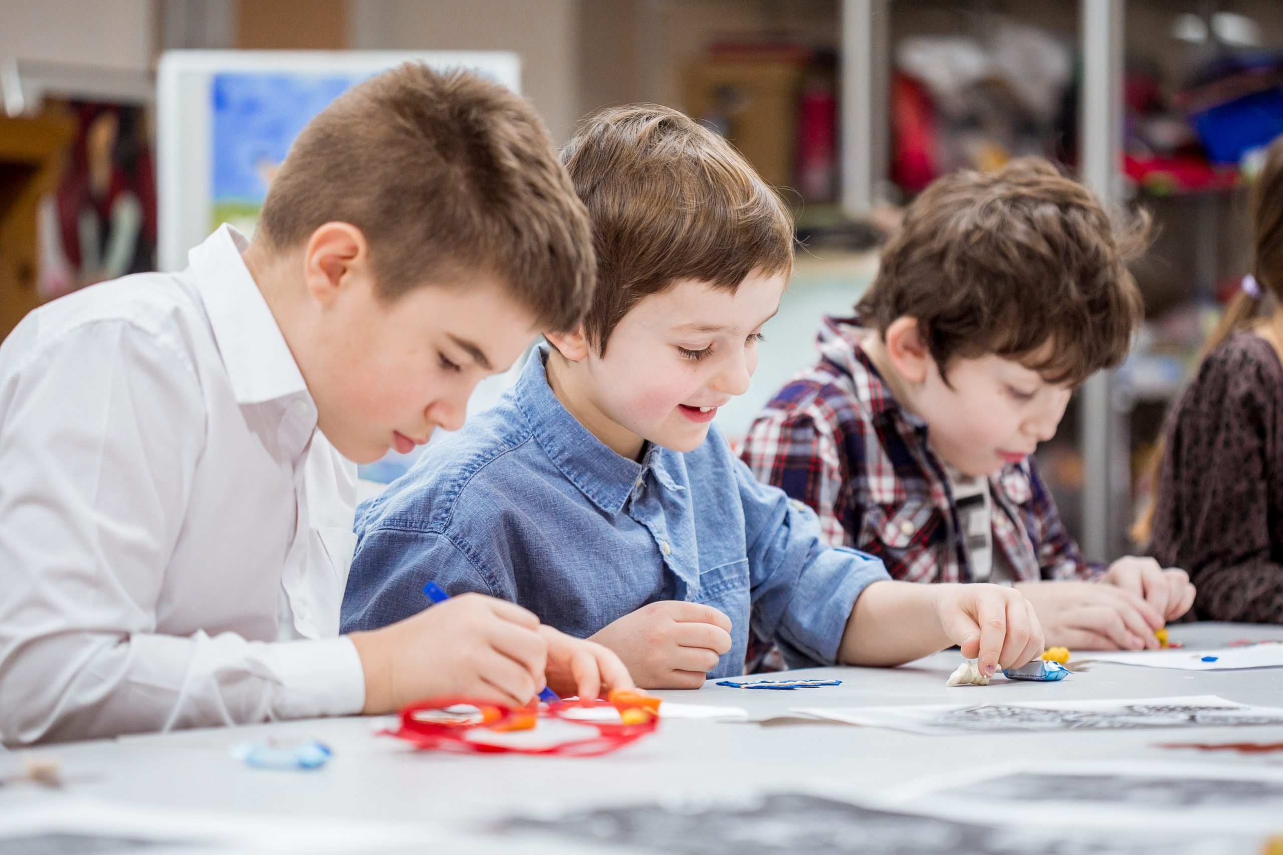 Школьники делают поделки к Новому году. Репортажный фотограф Борис Геер
