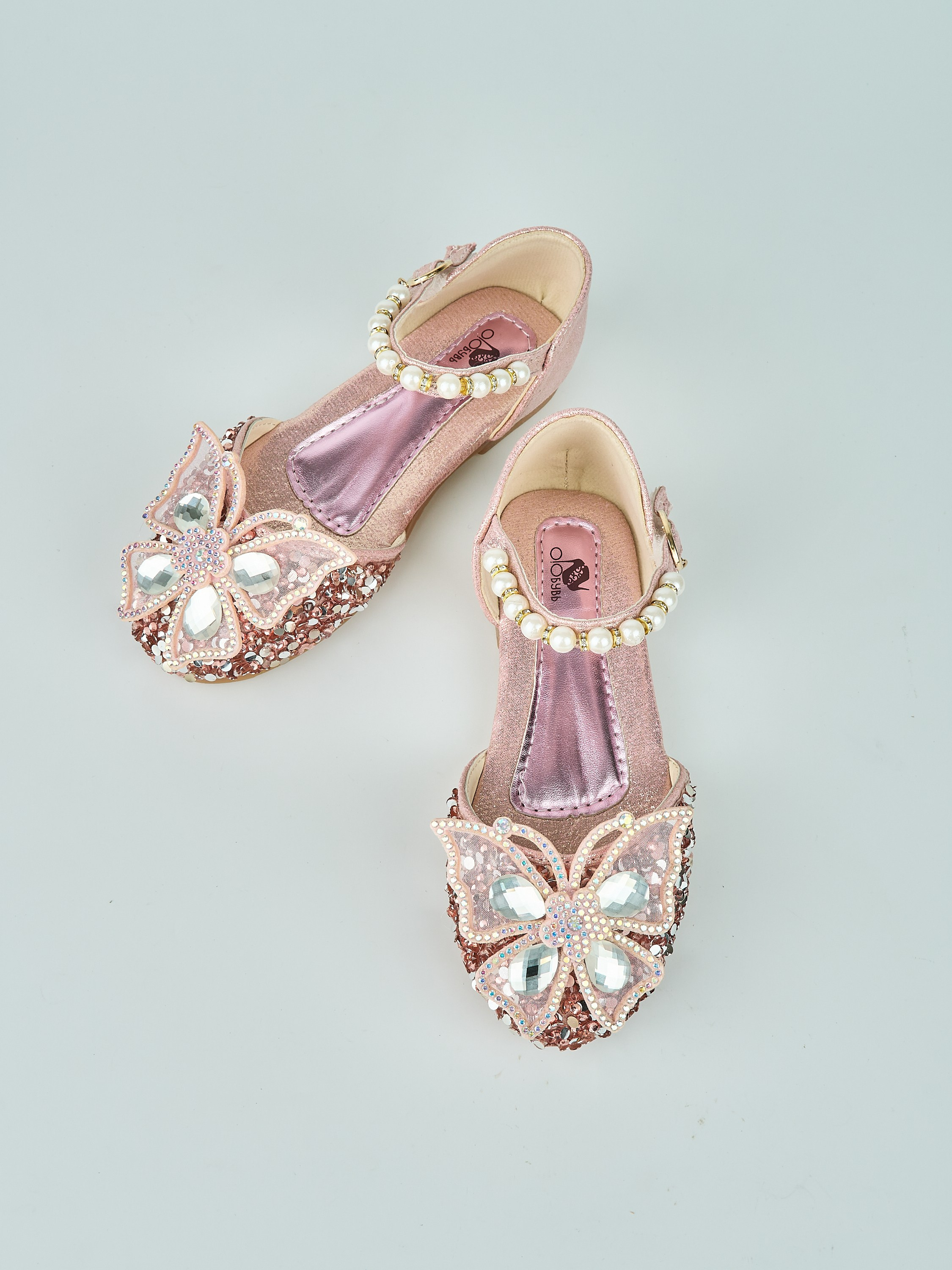 Каталожная фотосъёмка детских туфель для Wildberries