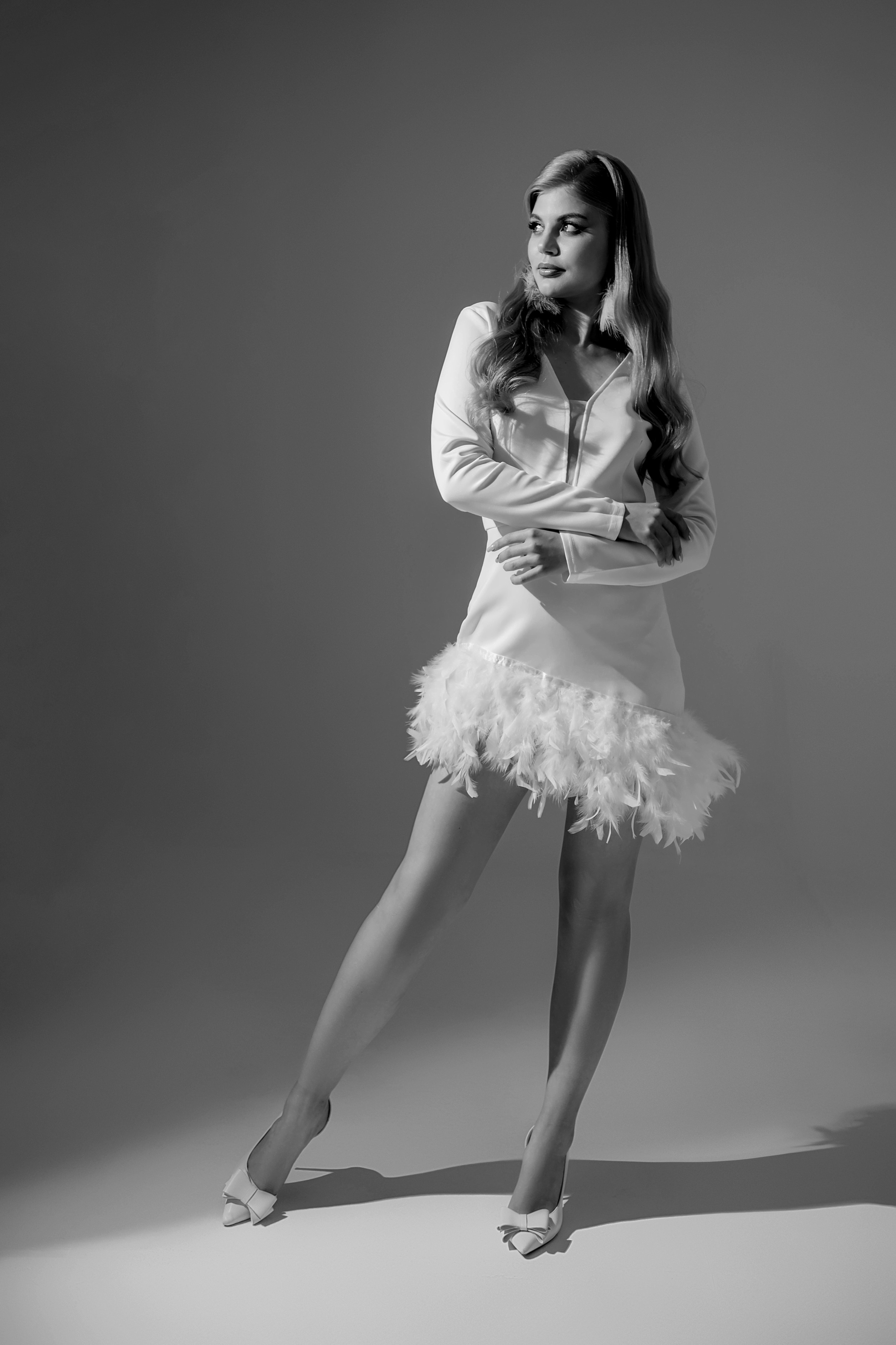 Белое платье с перьями. Фотограф Анна Качан