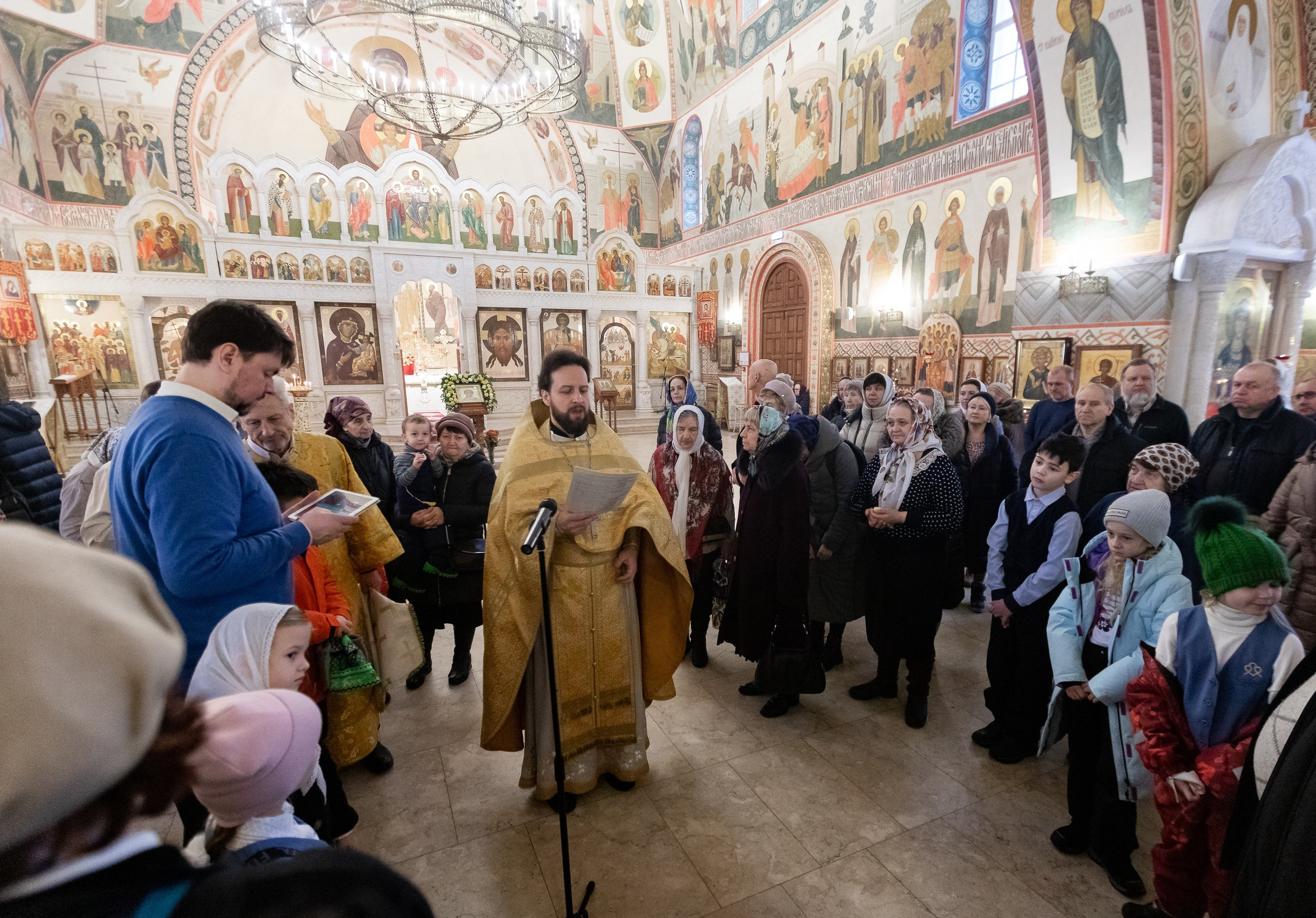 Праздничное богослужение Святителю Николаю 19 декабря. Интерьерный фотограф в Москве Роман Потапов