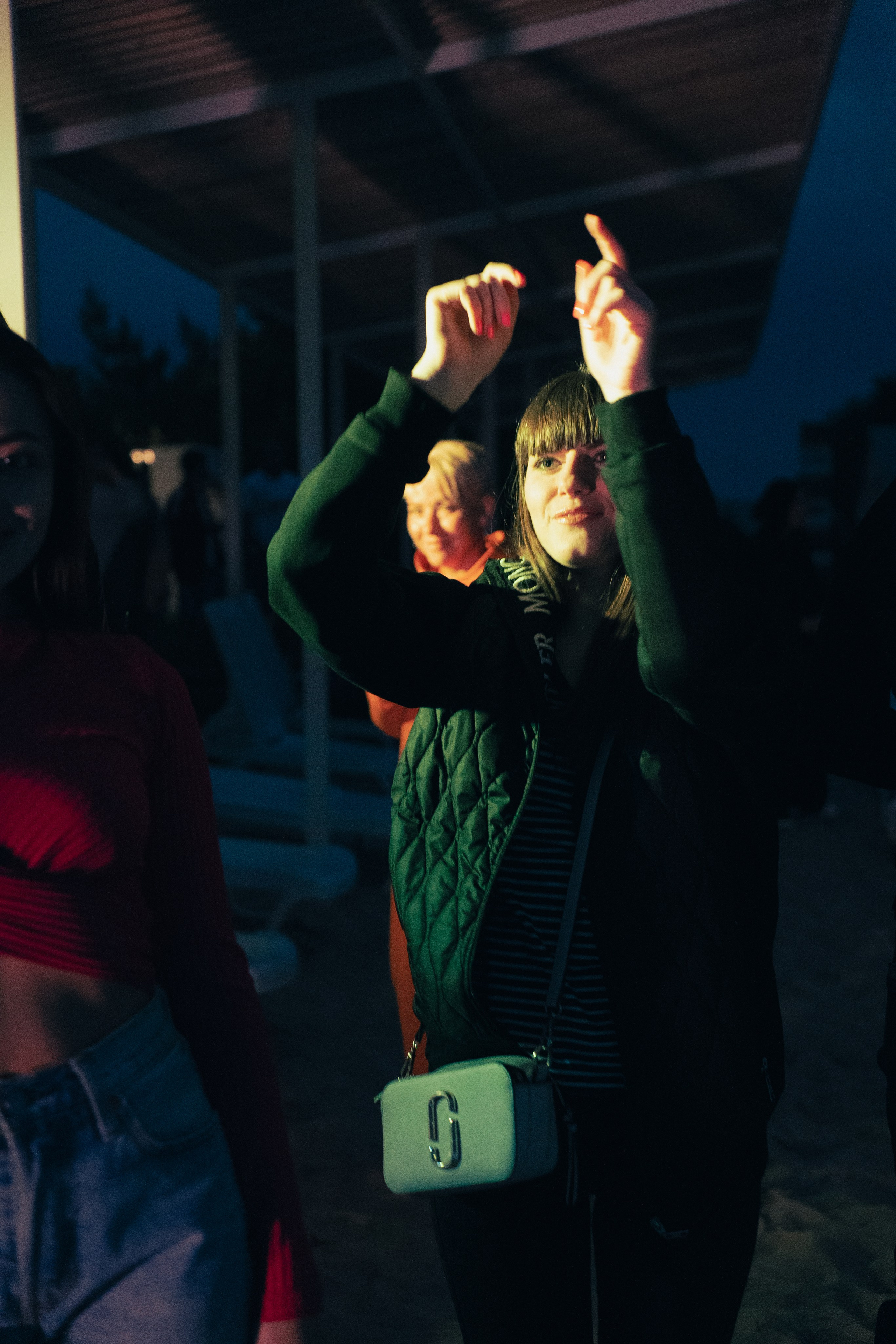 Девушка танцует ночью на вечеринке, клубный свет, темный фон