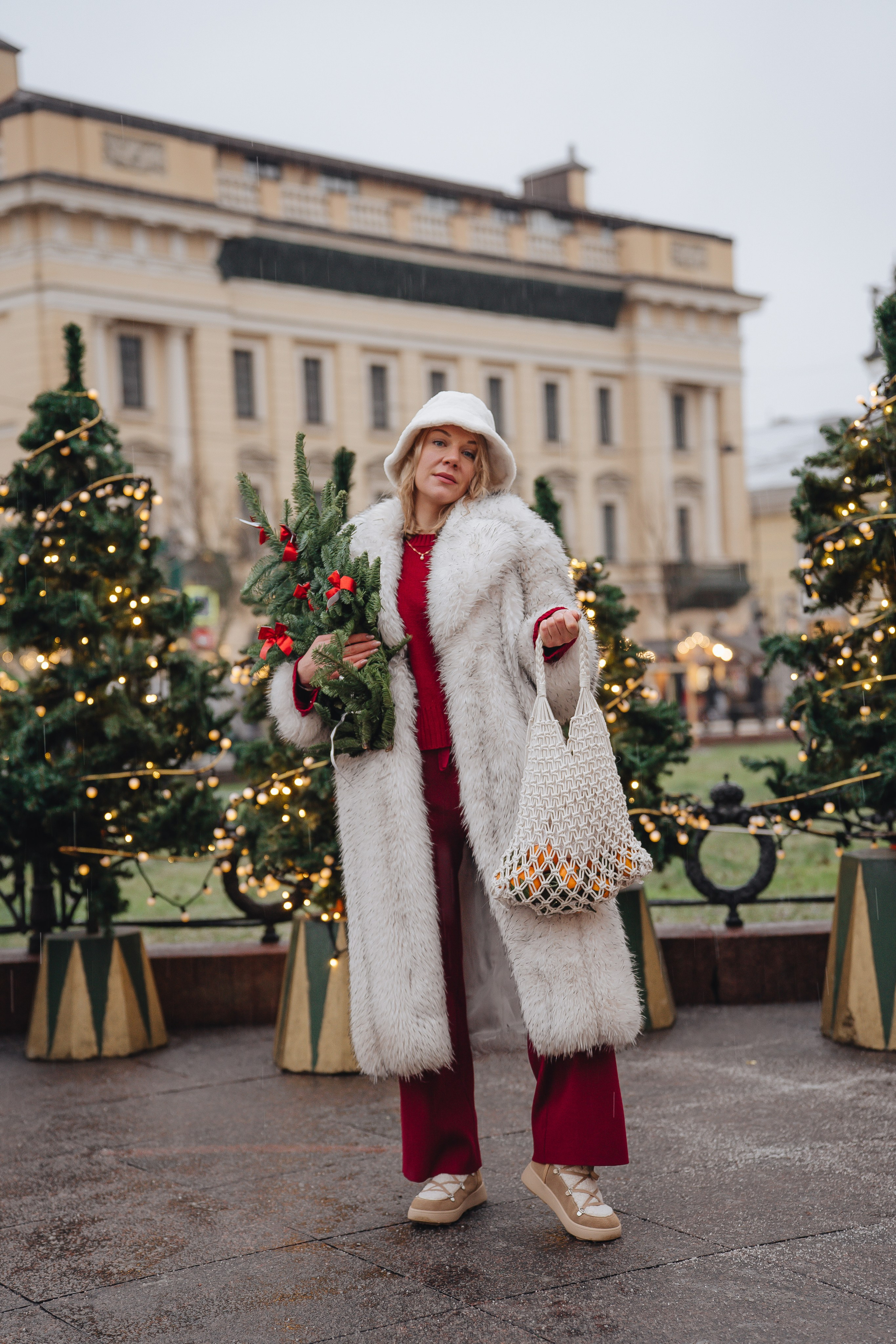 ПРОГУЛКА НА МАНЕЖНОЙ ПЛОЩАДИ ДЛЯ ДЕВУШКИ ПЕРЕД НОВЫМ ГОДОМ (НОВОГОДНЯЯ ФОТОСЕССИИЯ НА МАНЕЖНОЙ ПЛОЩАДИ). Профессиональный фотограф, Санкт-Петербург — Виктория Богомолова
