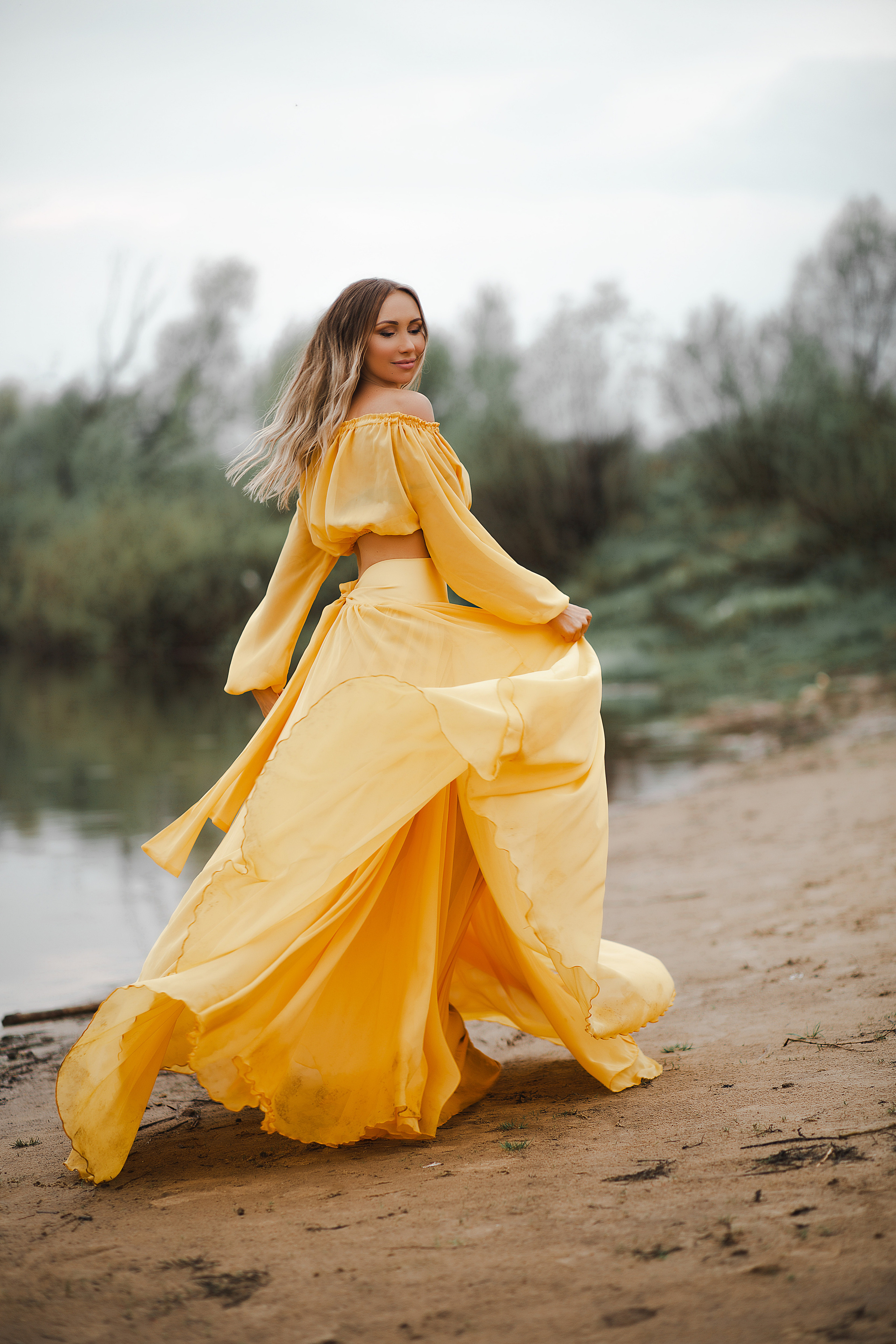 Желтый костюм юбка+топ (размер 42-48). Фотосессия с лошадьми в Нижнем Новгороде