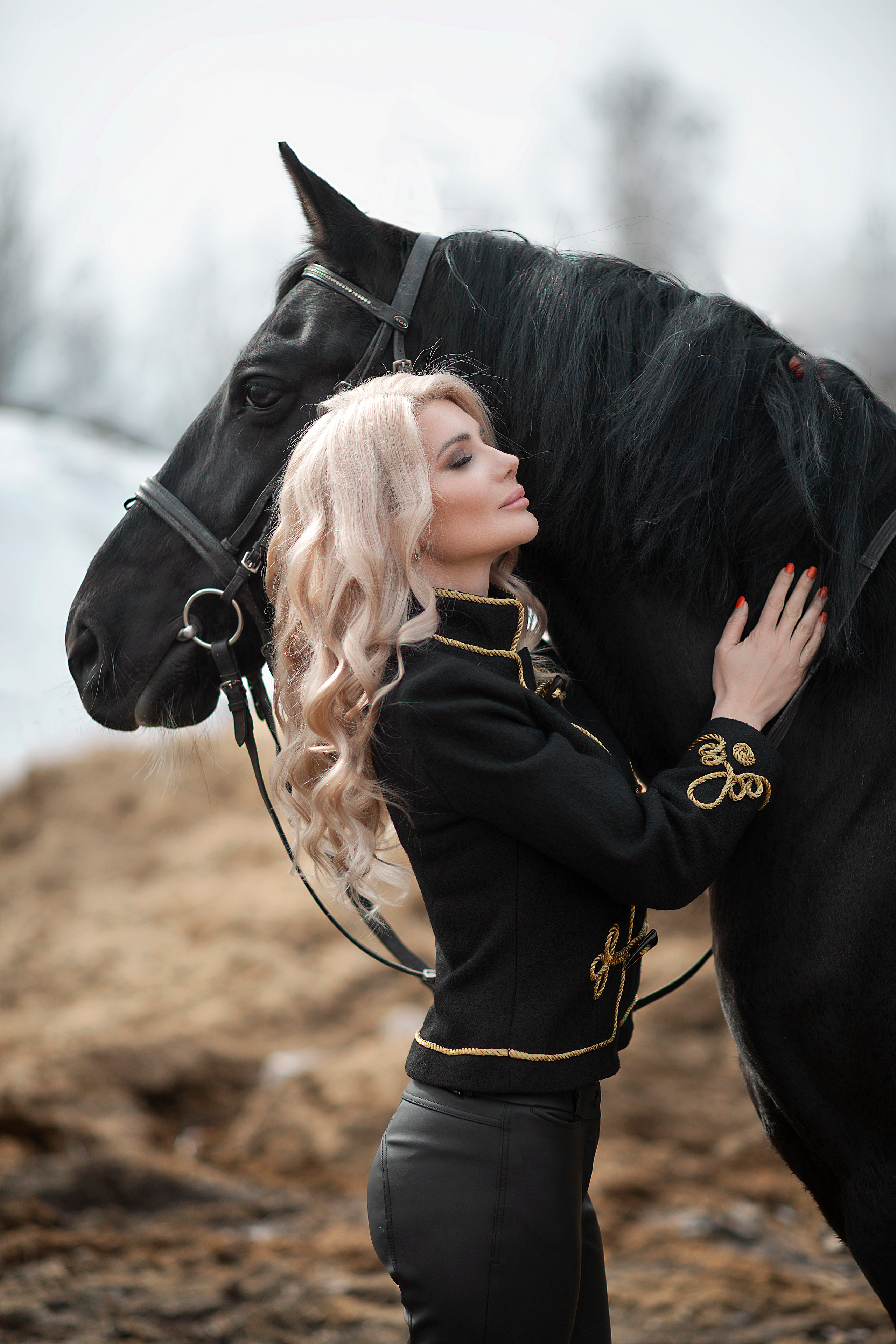 Черный жакет с декором и черные бриджи. Фотосессия с лошадьми в Нижнем Новгороде