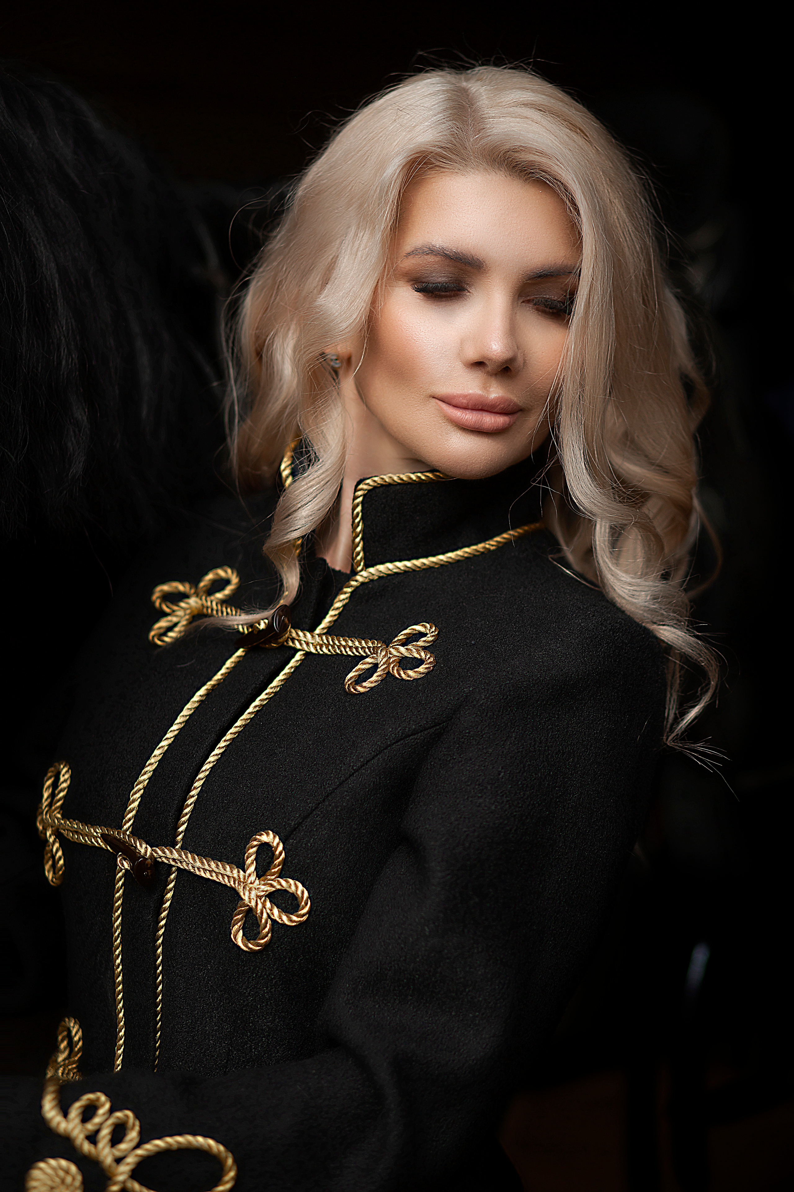 Черный жакет с декором и черные бриджи. Фотосессия с лошадьми в Нижнем Новгороде