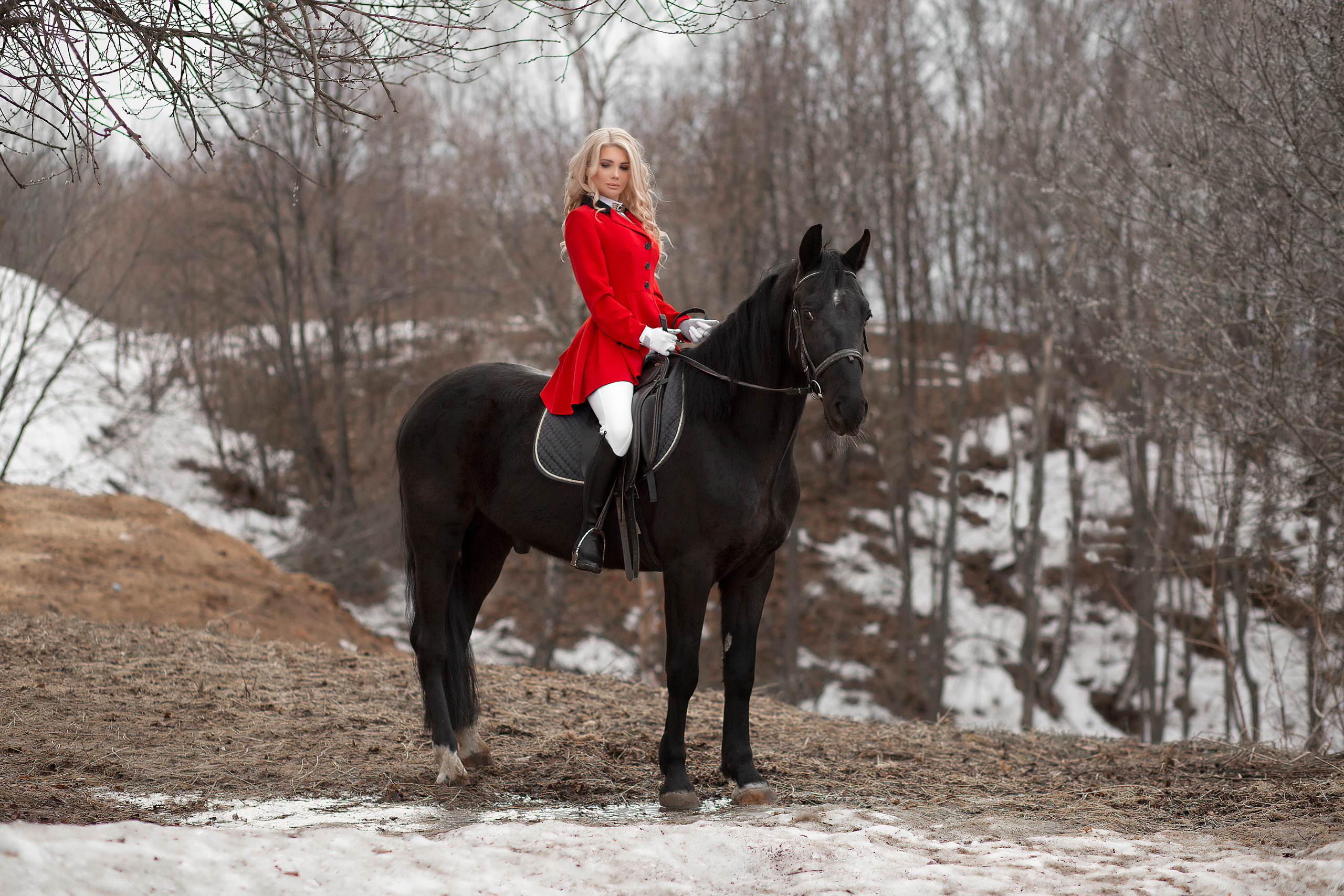 Красный пиджак и брижди в стиле sportlook. Фотосессия с лошадьми в Нижнем Новгороде