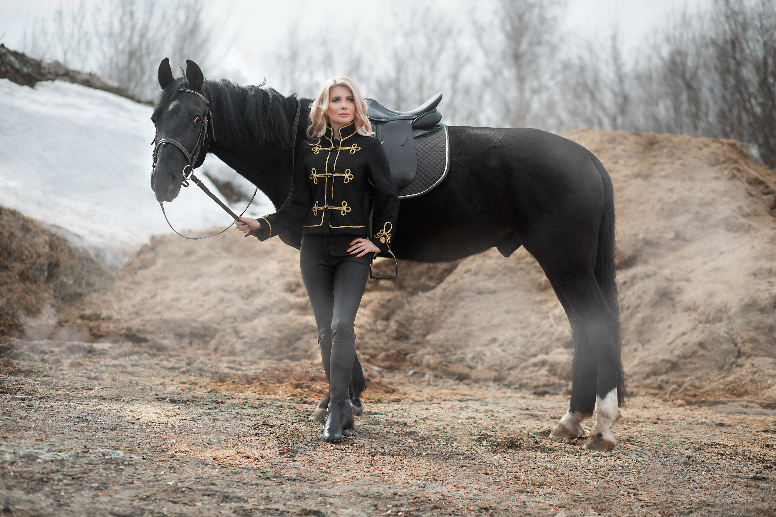 Черный жакет с декором и черные бриджи. Фотосессия с лошадьми в Нижнем Новгороде