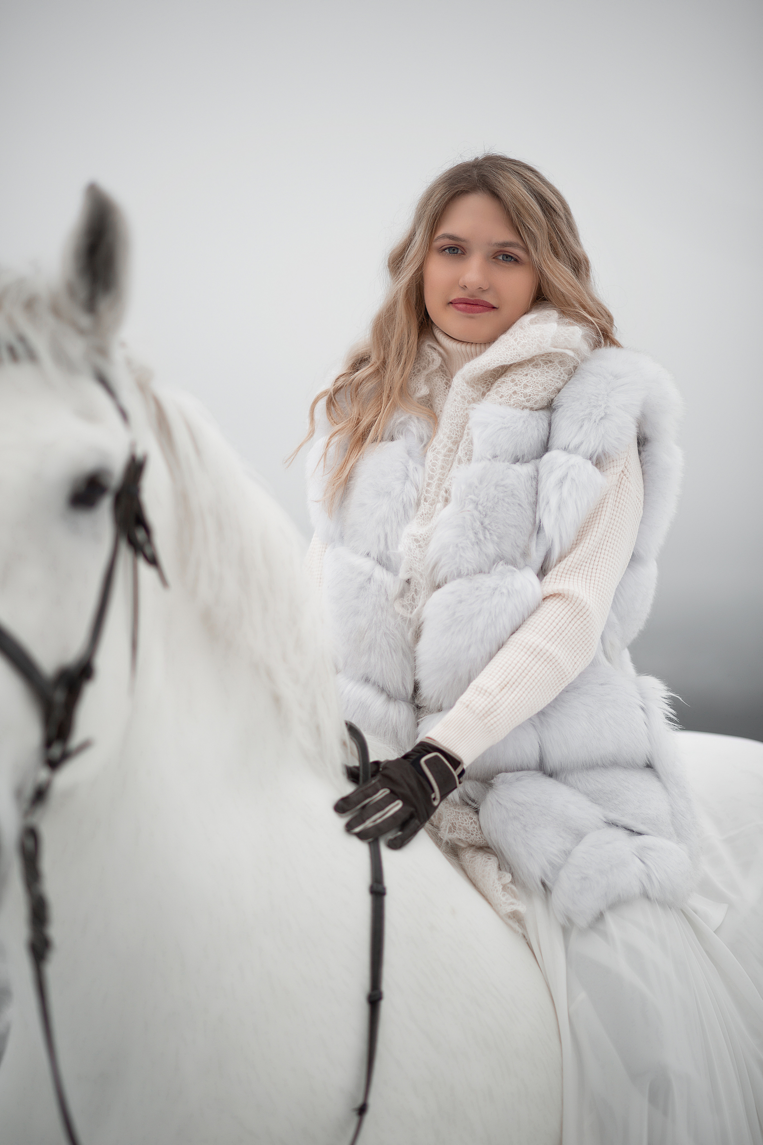 Белое платье из шифона/костюм (размер платья 42-50, размер костюма 40-44). Фотосессия с лошадьми в Нижнем Новгороде