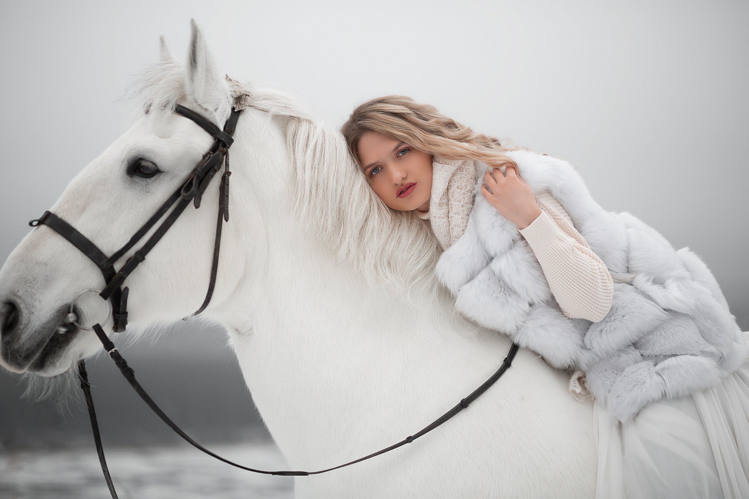 Белое платье из шифона/костюм (размер платья 42-50, размер костюма 40-44). Фотосессия с лошадьми в Нижнем Новгороде