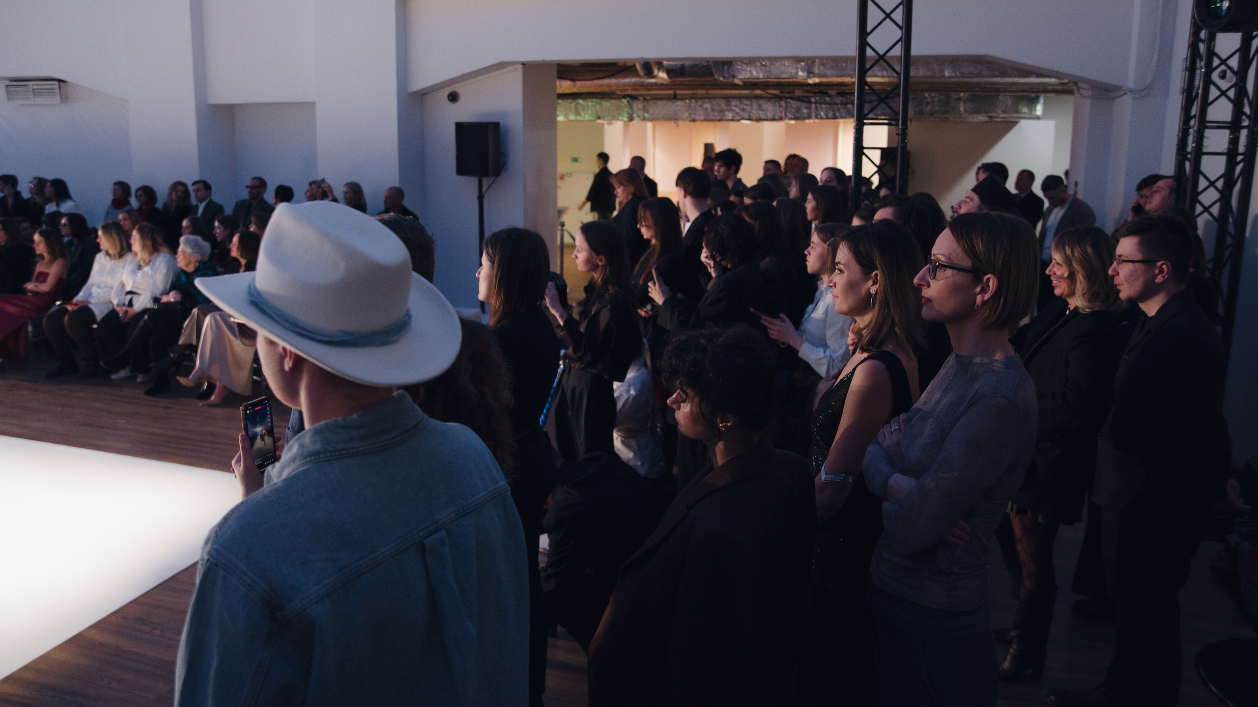 Бекстейдж показа «Новые Имена» собака.ru|ДЛТ. Портретный и репортажный фотограф в Санкт-Петербурге