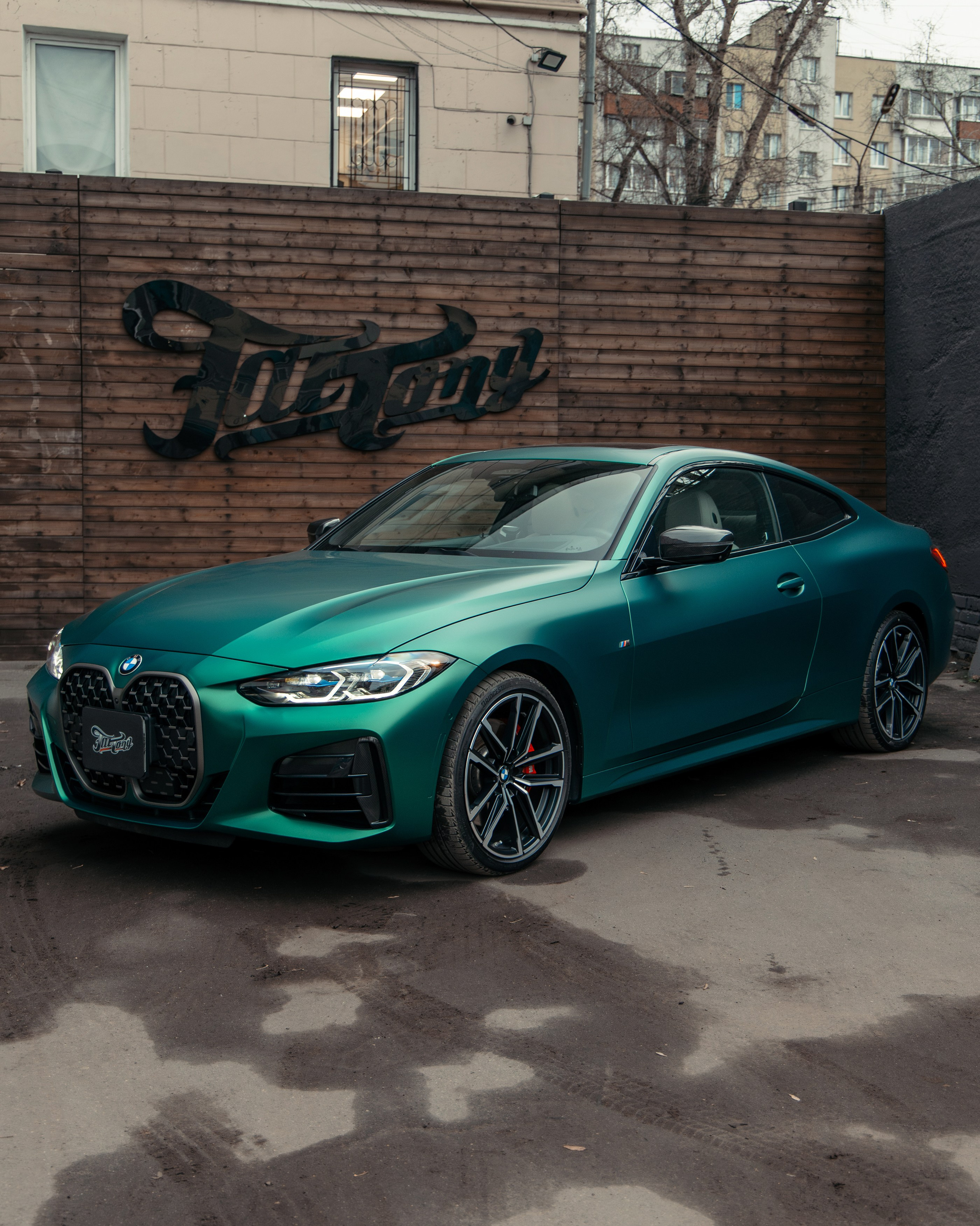 BMW 440i оклейка в цветной полиуретан Wematec matt green chrome с проемами. DeLorein