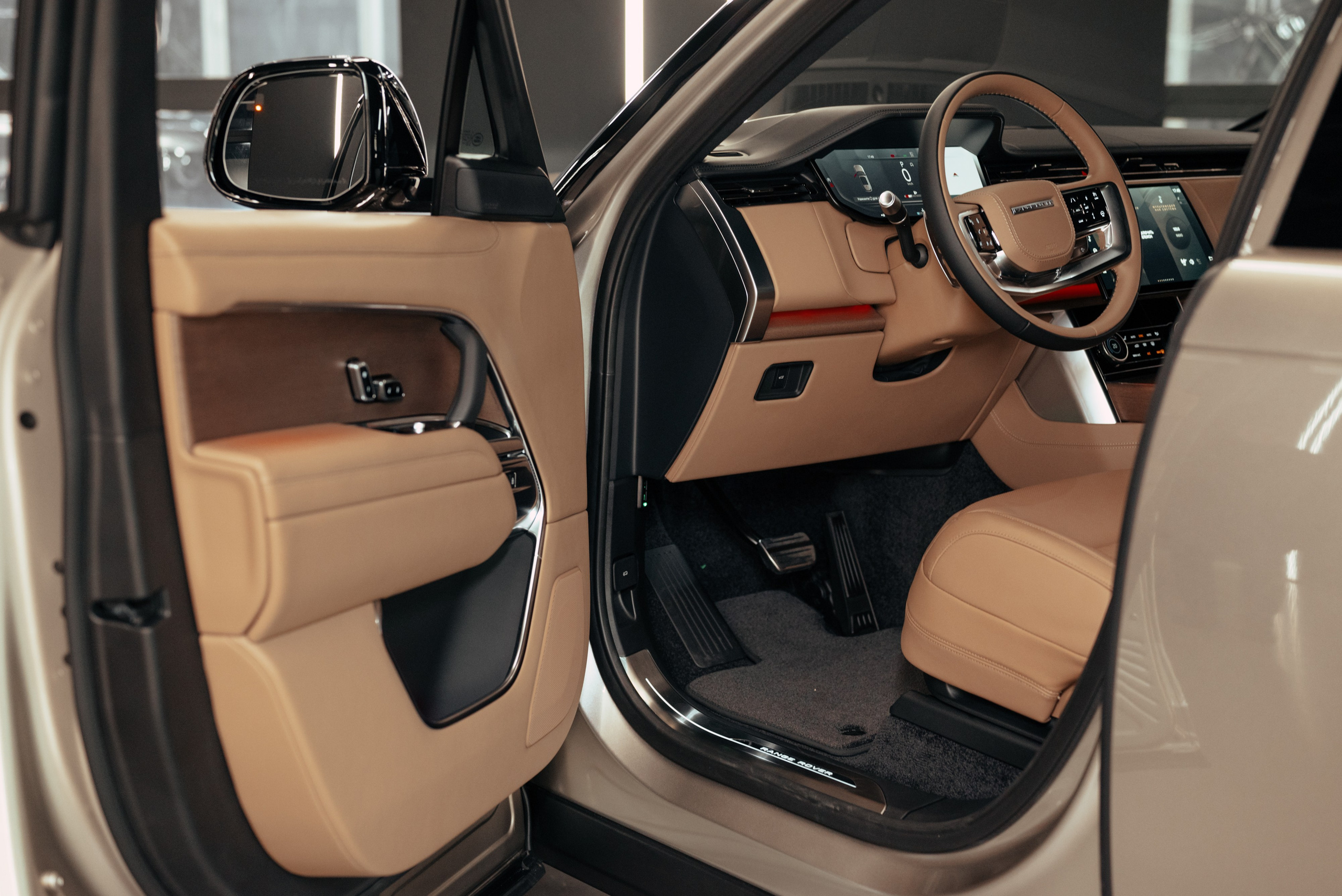 Range Rover gold on sand. DeLorein