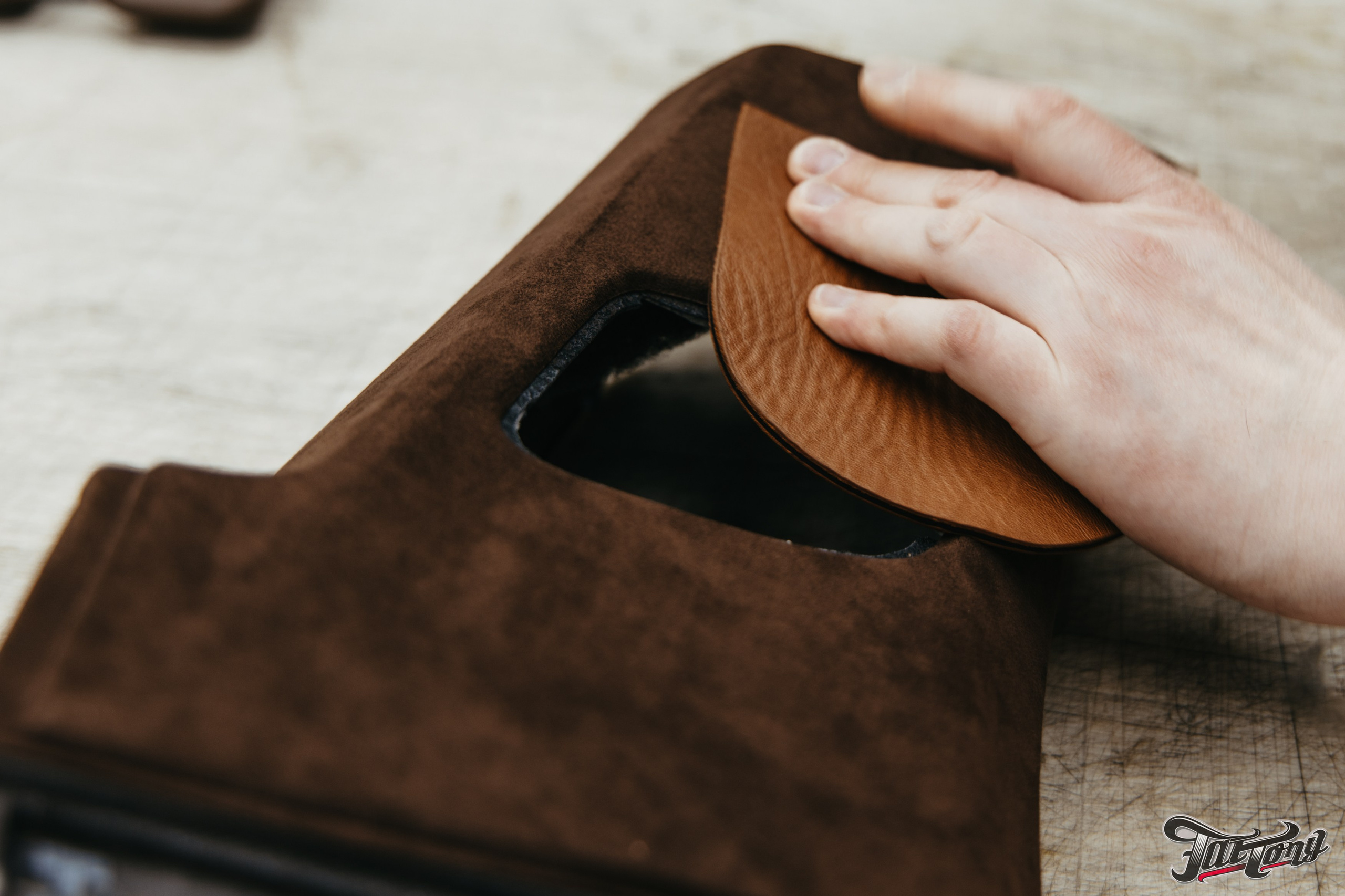 Porsche Сayenne пошив потолка в коричневую алькантару. DeLorein