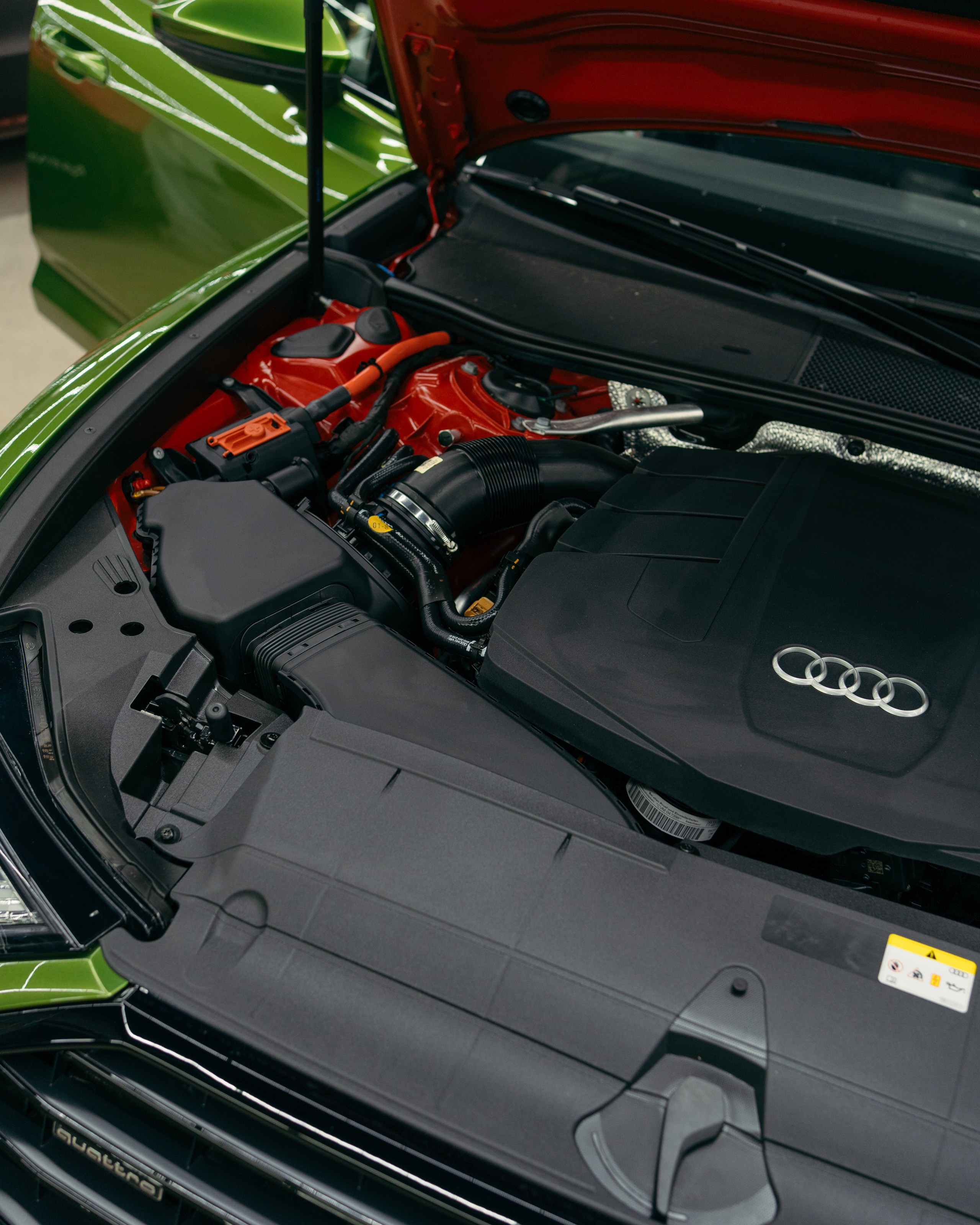 Audi A6 2 раза поменяла цвет, оклейка с проемами в зеленый и преклейка в серый. DeLorein