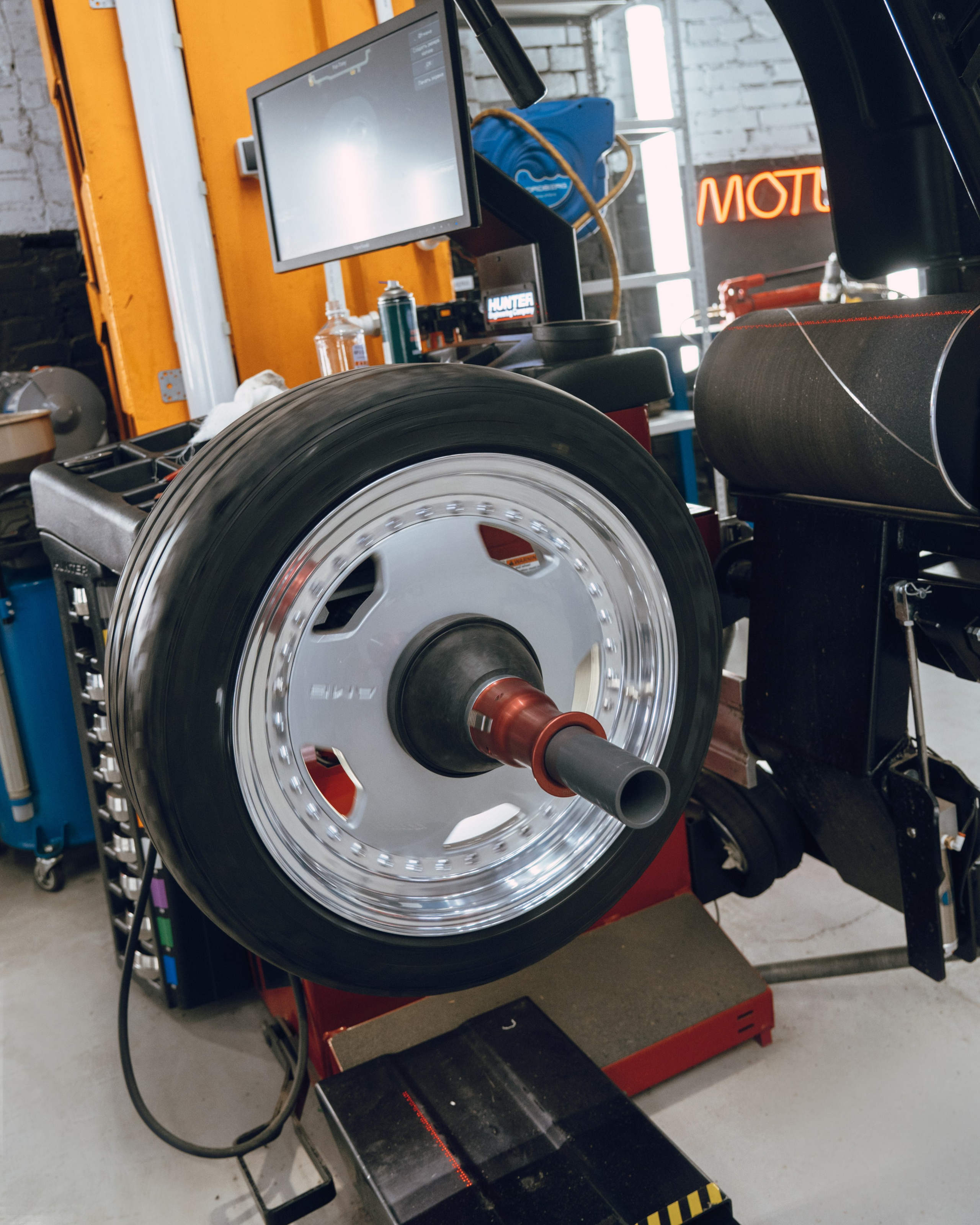 Mercedes c126 560 SEC шиномонтаж. DeLorein