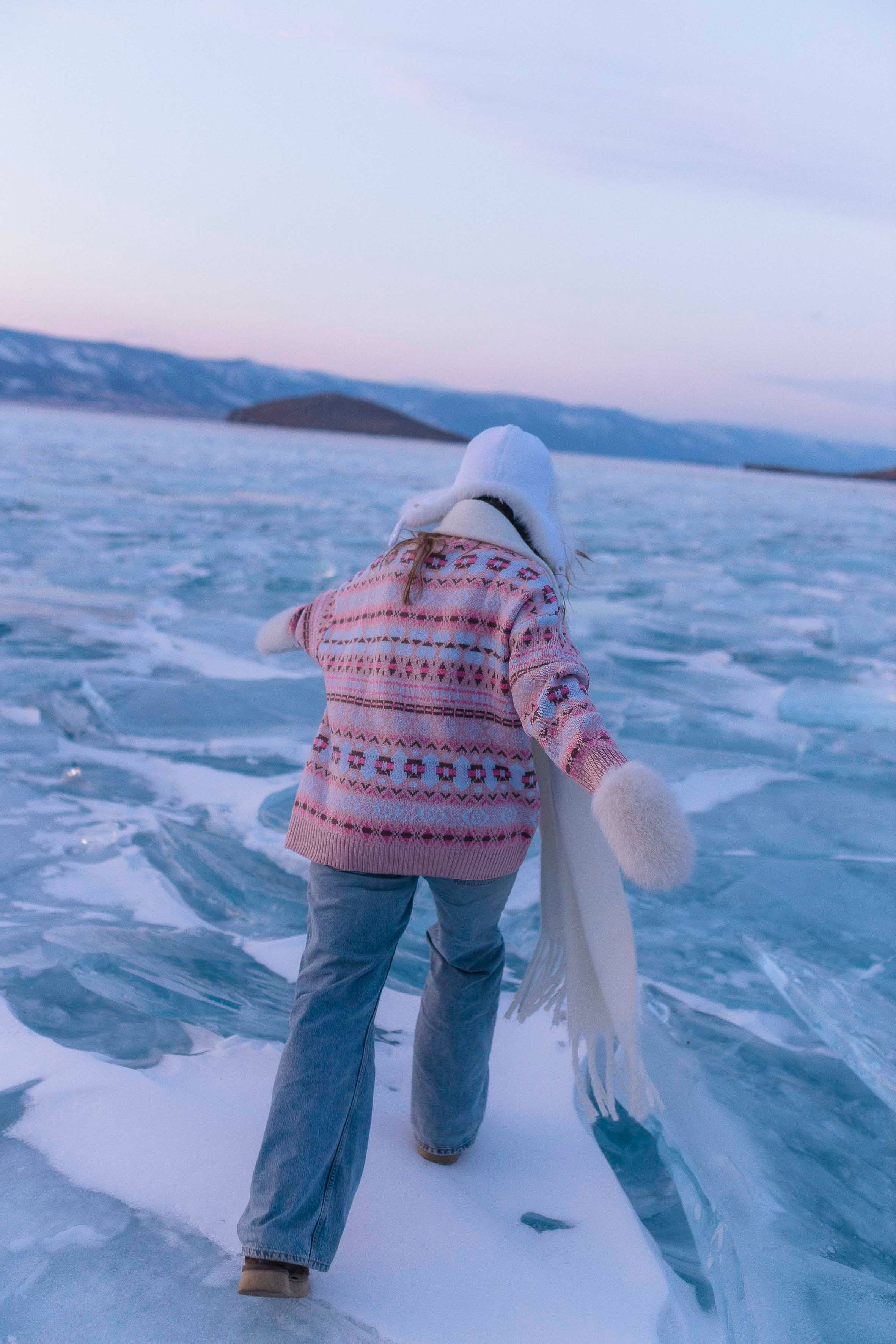Весь день на льду. Фотограф Ольхон, Регина