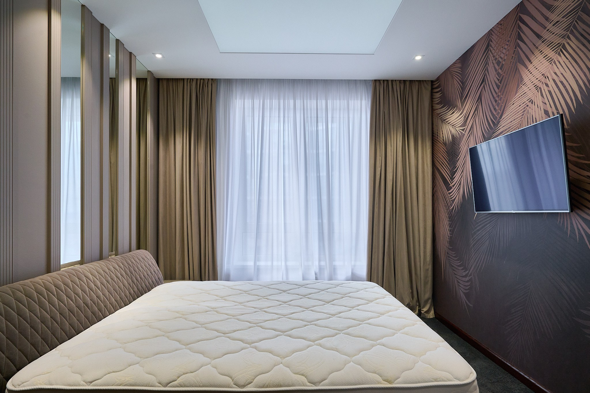 комната коричневые стенные светлые шторы 