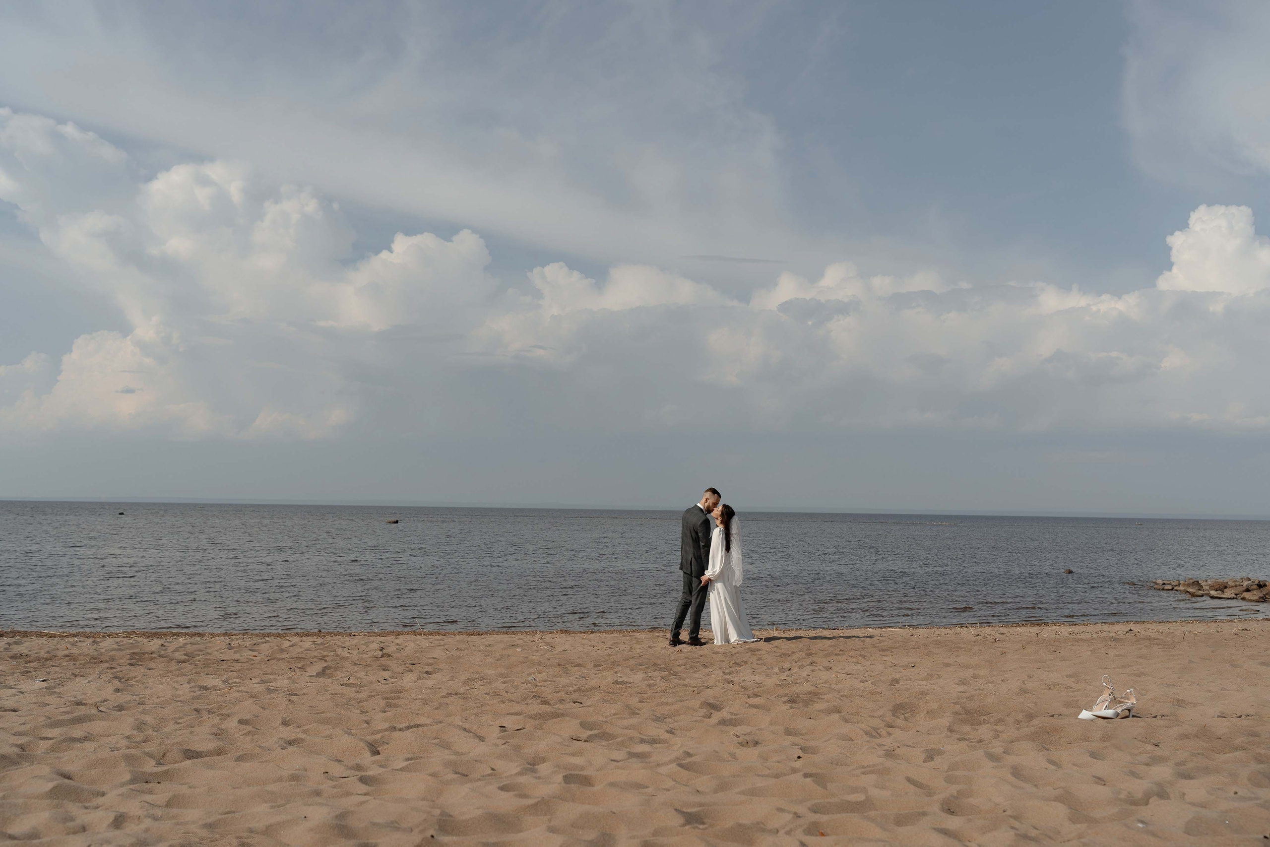 Жених и невеста на берегу Финского залива — свадебная фотосессия в СПб