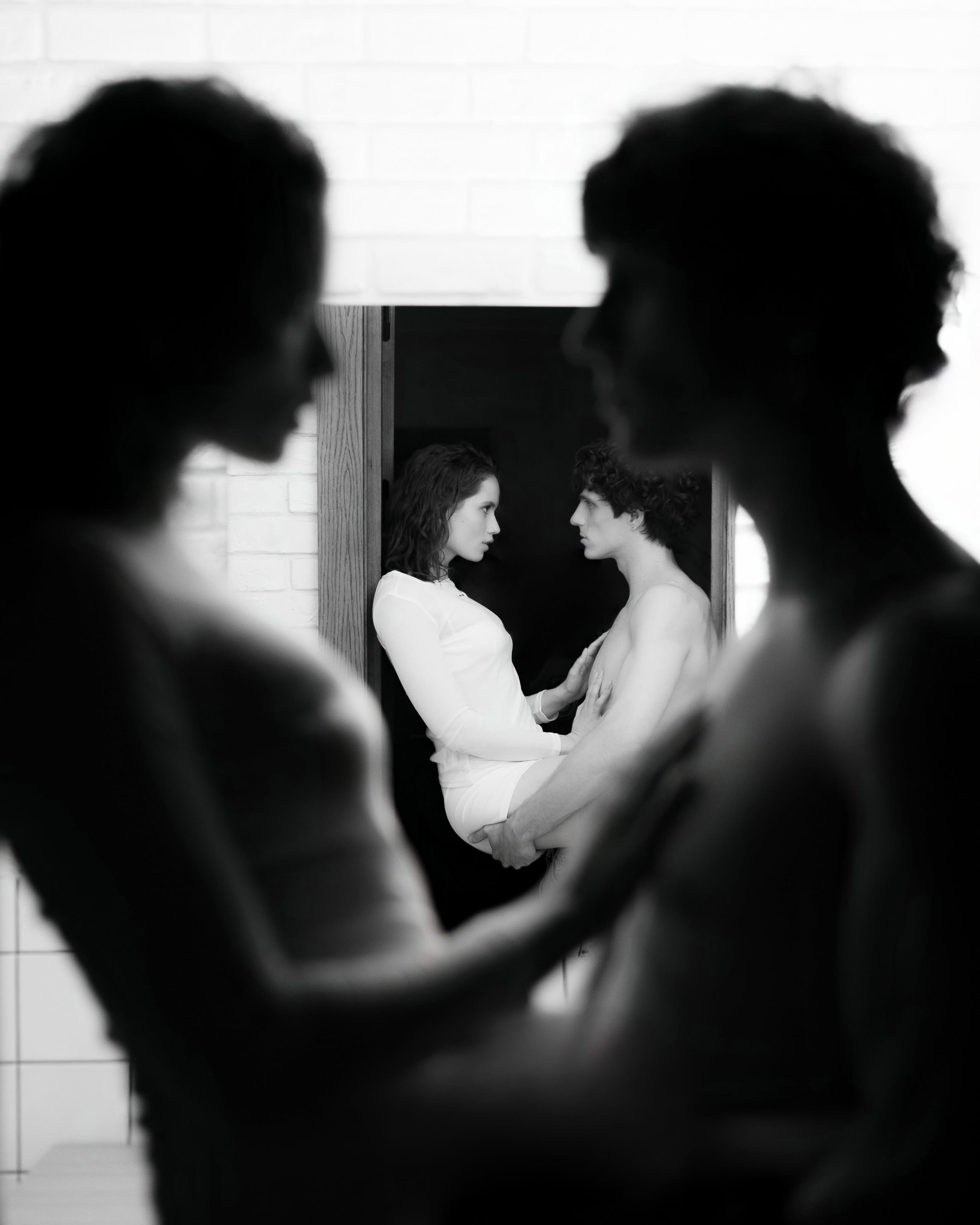 Парная фотосессия СПб — силуэты молодой пары перед зеркалом, контровой свет, чёрно-белый кадр