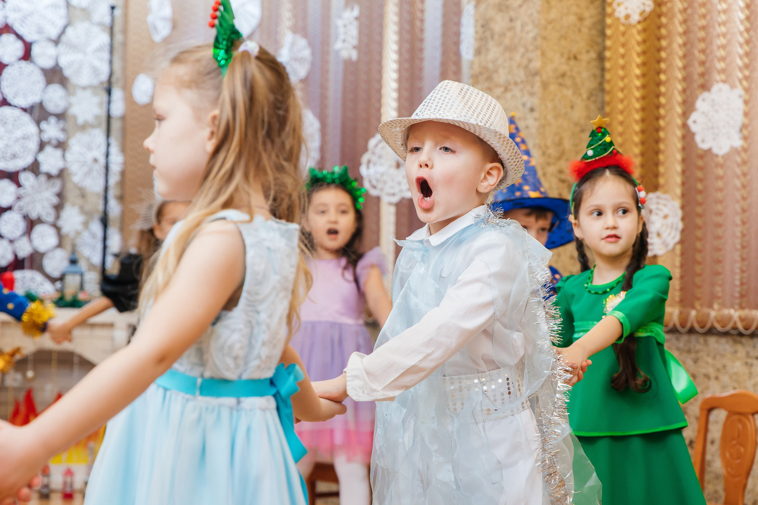 Детский сад № 93 — Утренник (27.12.2024). Свадебный и семейный фотограф Крамар Наталья