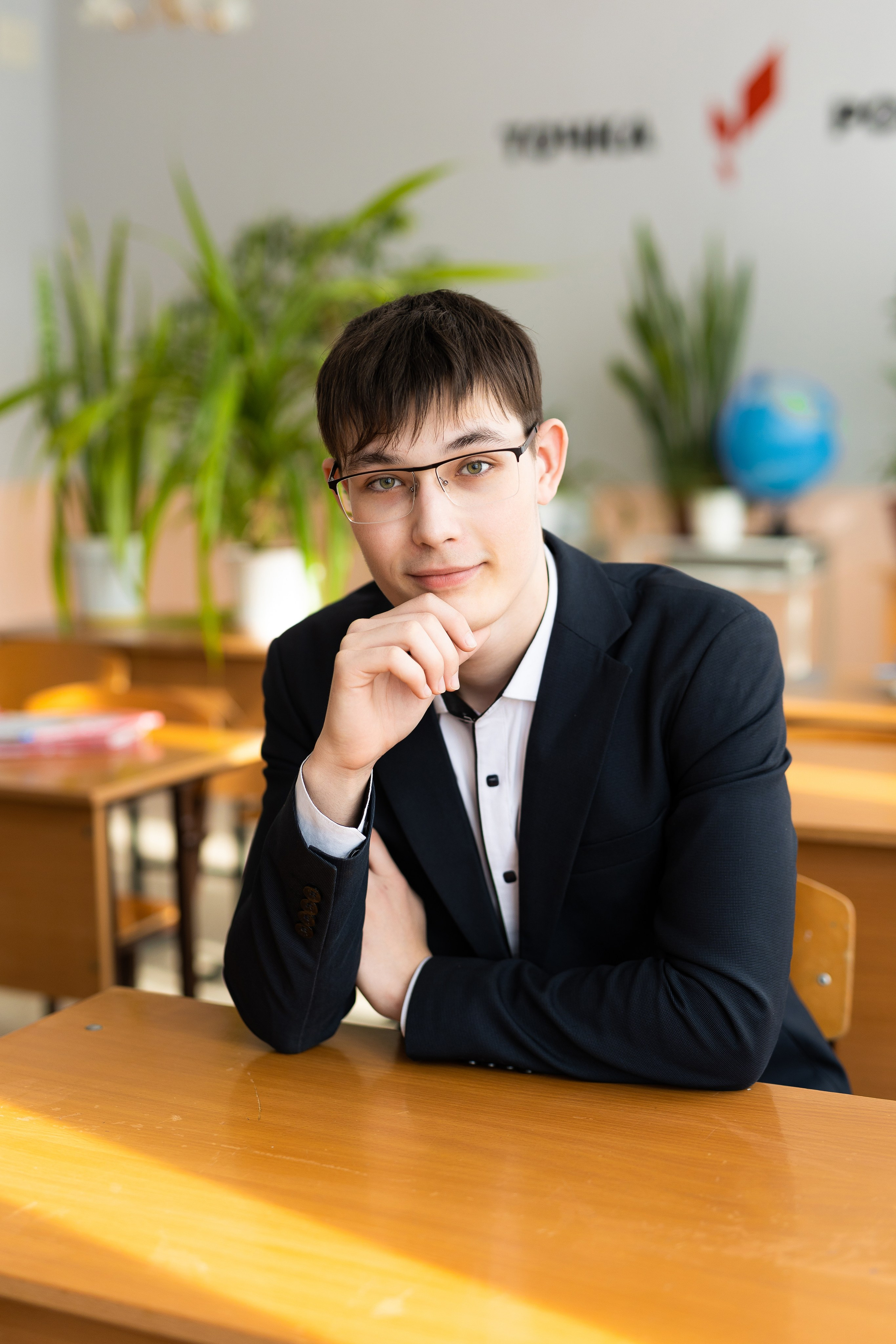 Портреты с естественным светом в интерьере школьного кабинета. Выпускные альбомы и фотокниги в Уфе и РБ