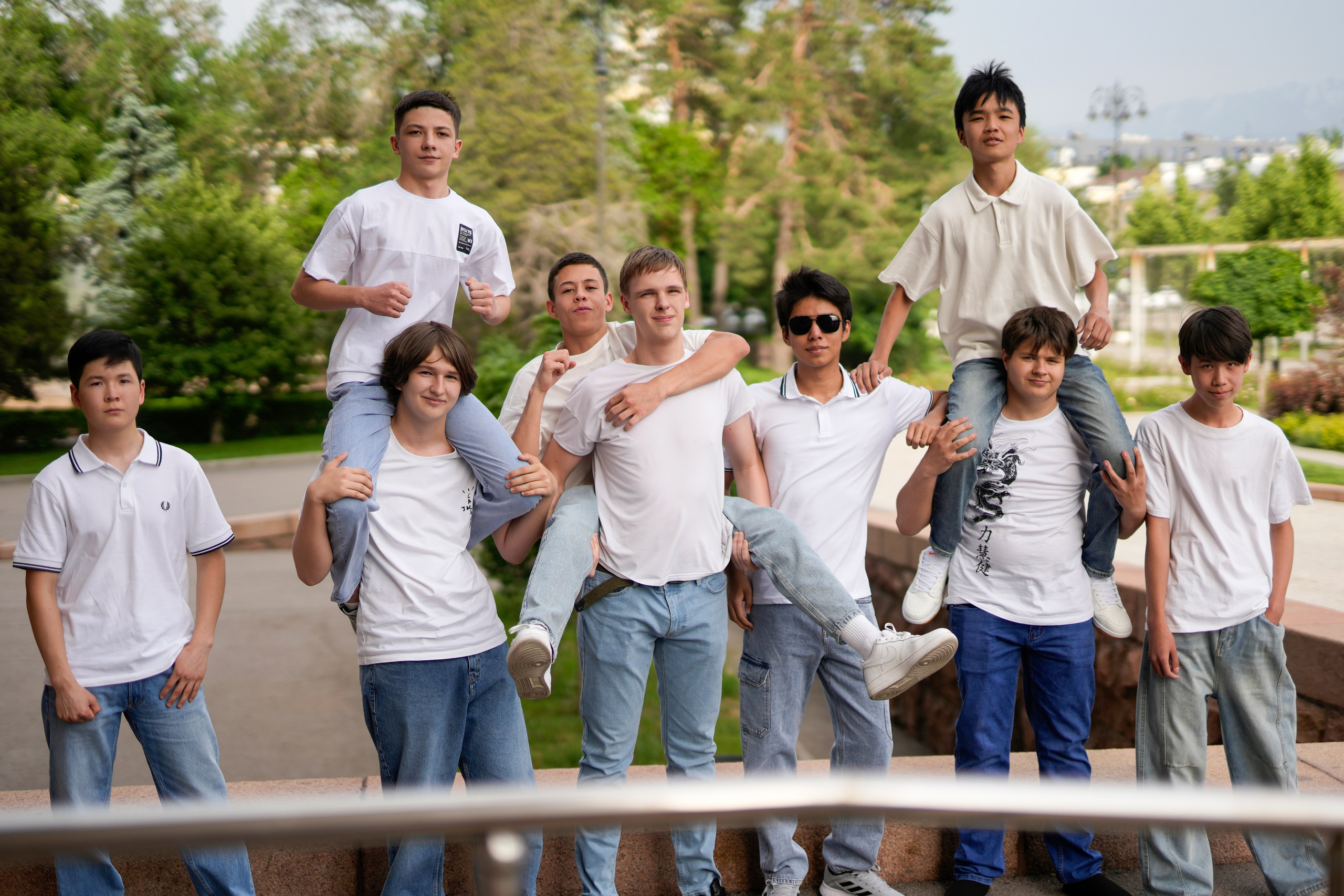 Профессиональная школьная фотосъёмка в Алматы, портреты учеников и групповые фотографии для школьных альбомов