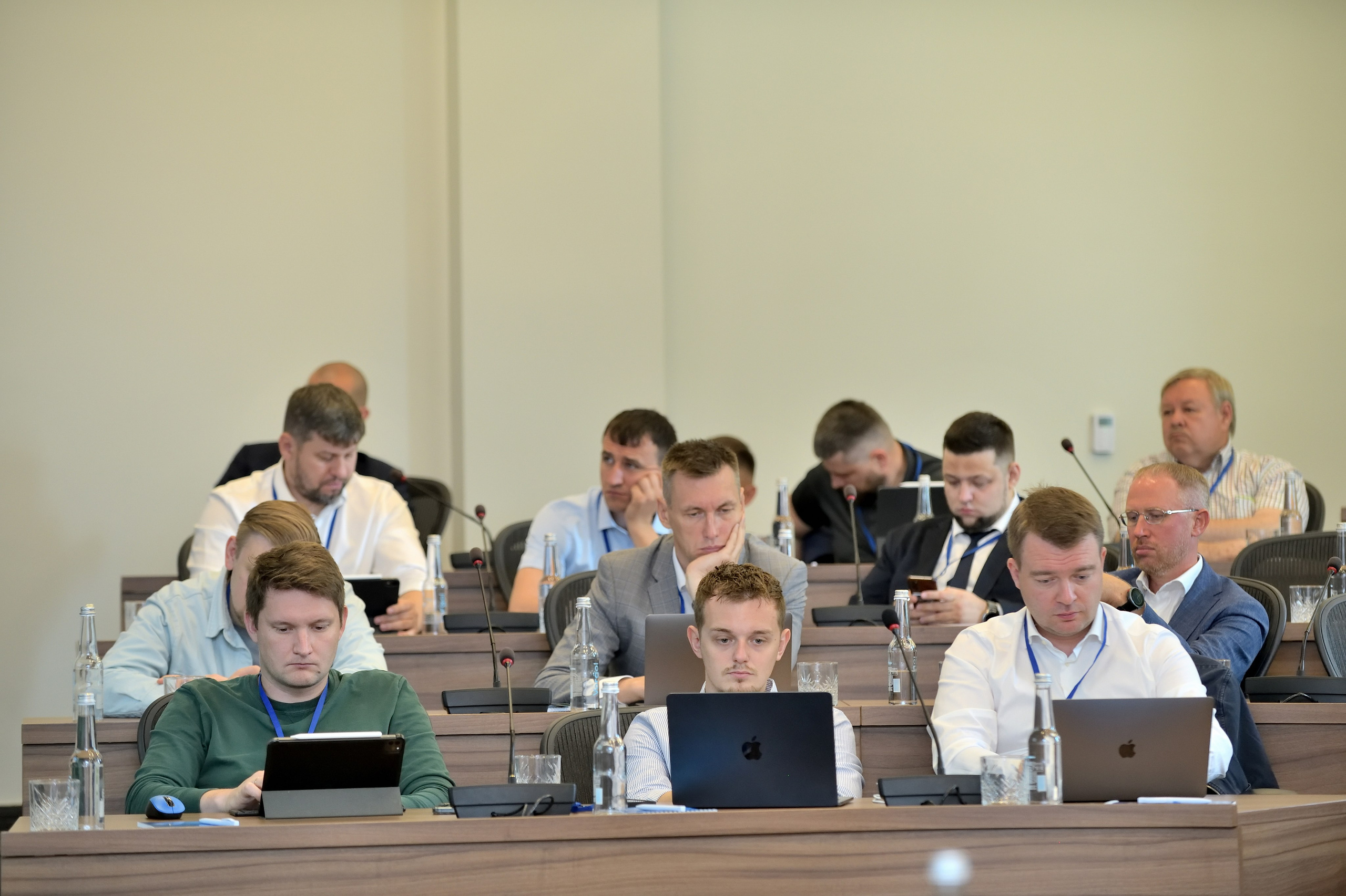 "Мужчины слушают доклад в рамках форума нефтяников".