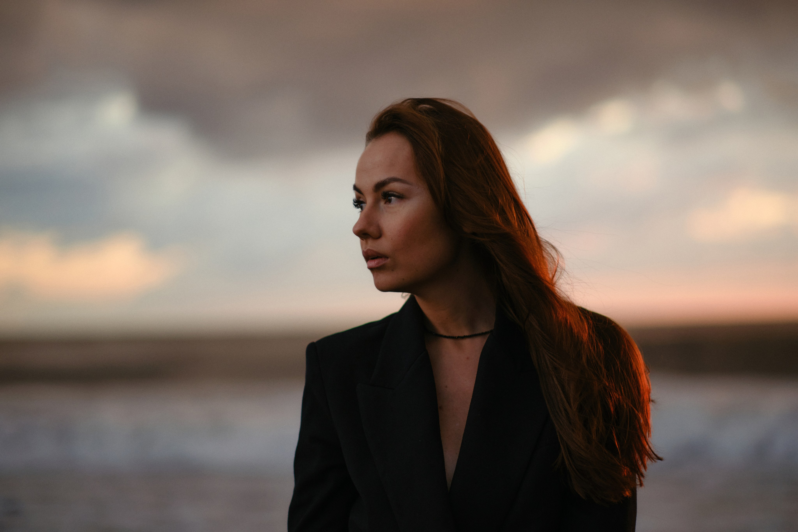 Тёплый портрет в лучах вечернего солнца на побережье