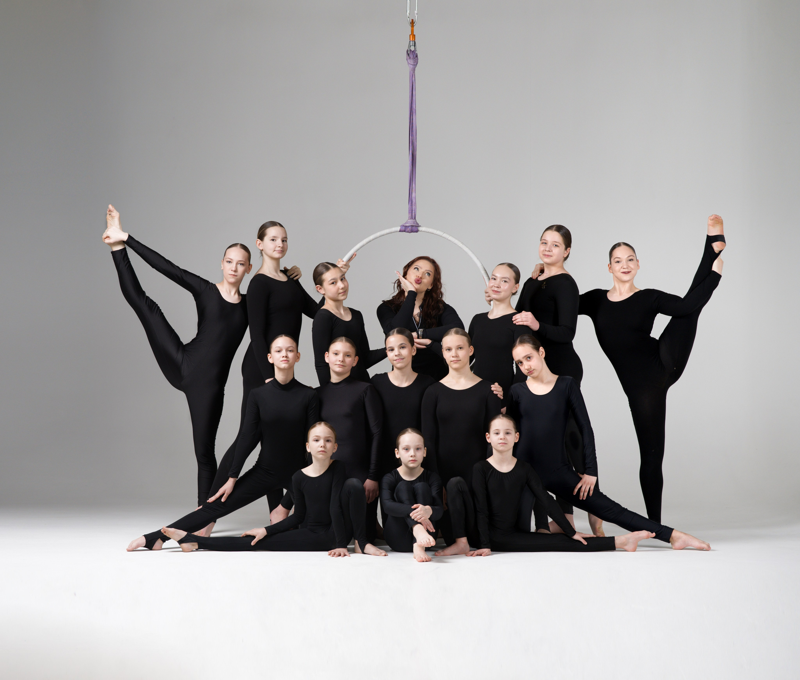 Финальный групповой портрет школы воздушной гимнастики, единство стиля и дисциплины атлетов