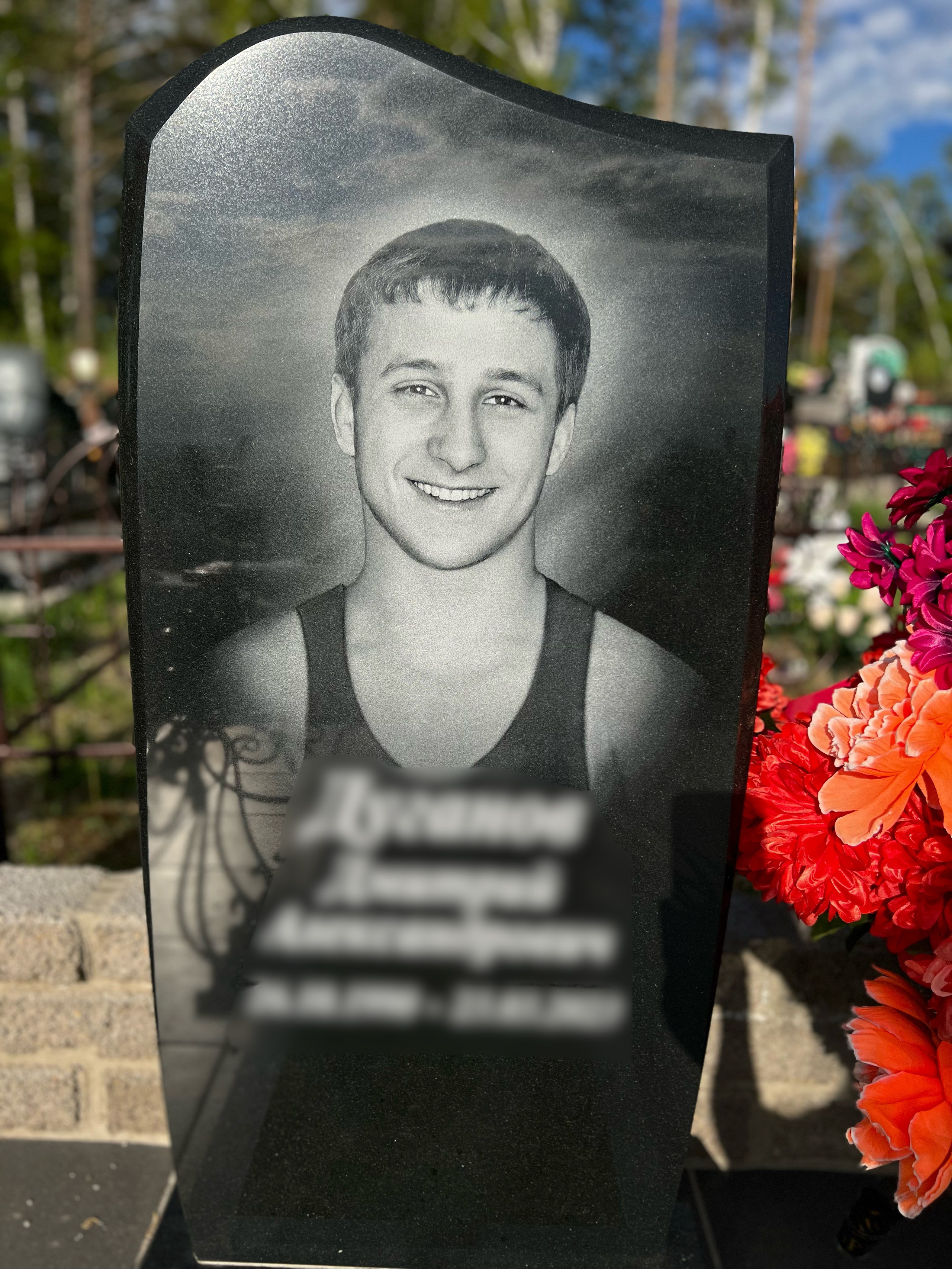 Гравировка от наших художников. ГРАНИТ26 Ритуальные услуги Железногорск. Благоустройство могил, продажа памятников