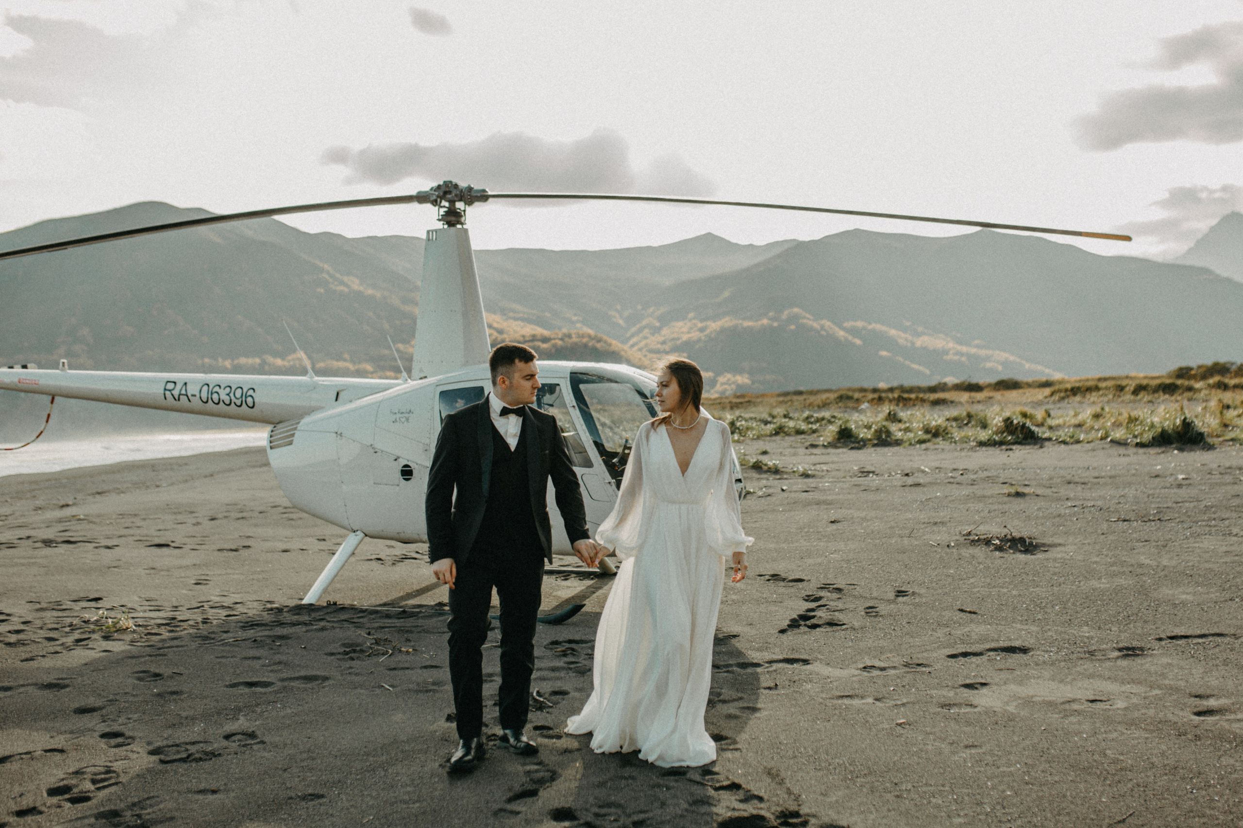 Вертолетный полет Бухта Жировая. Свадебное фото и видео на Камчатке. Туристические маршруты