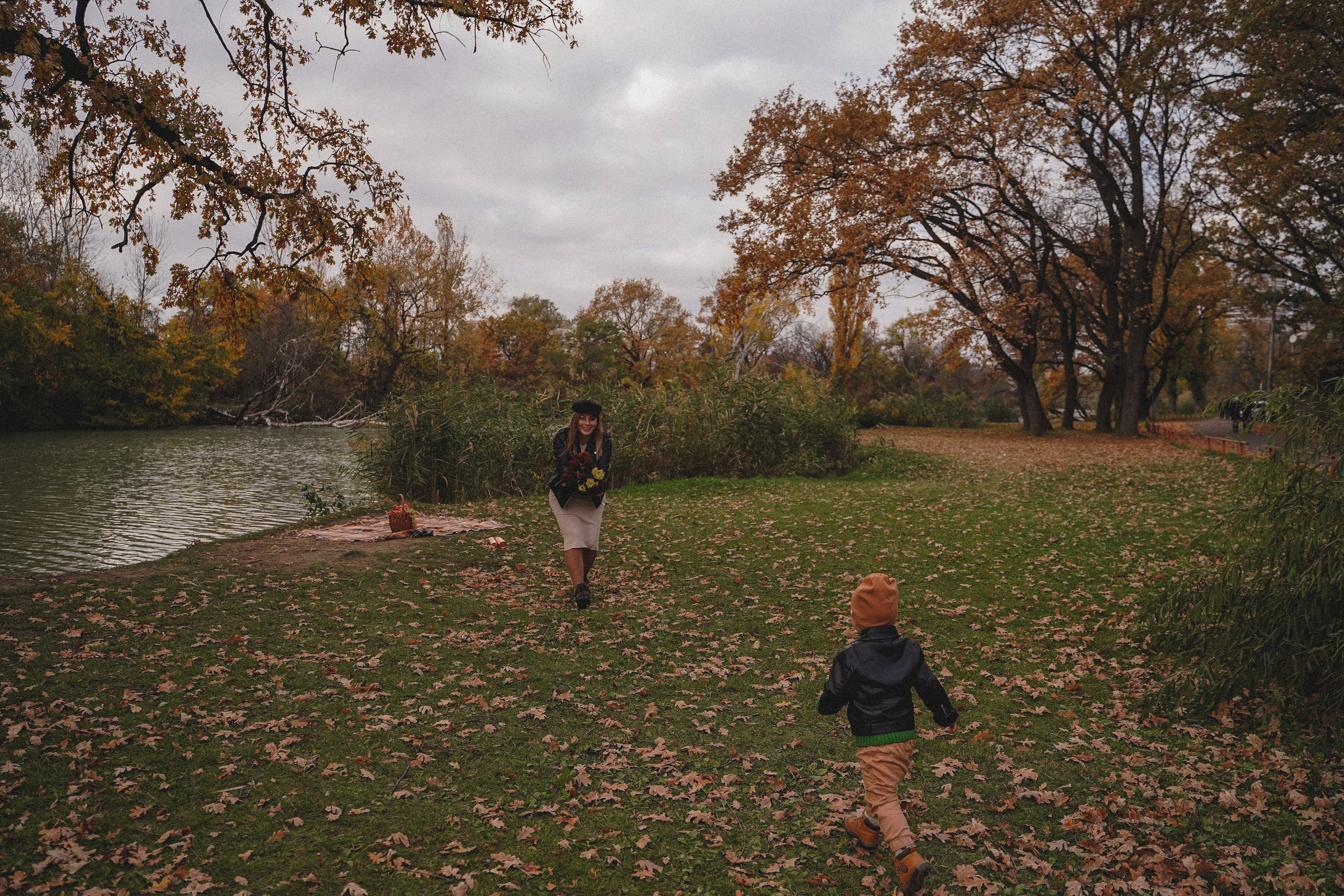 Семейная осенняя фотосессия у реки. Семейный и женский фотограф в Краснодаре Анастасия Приймак