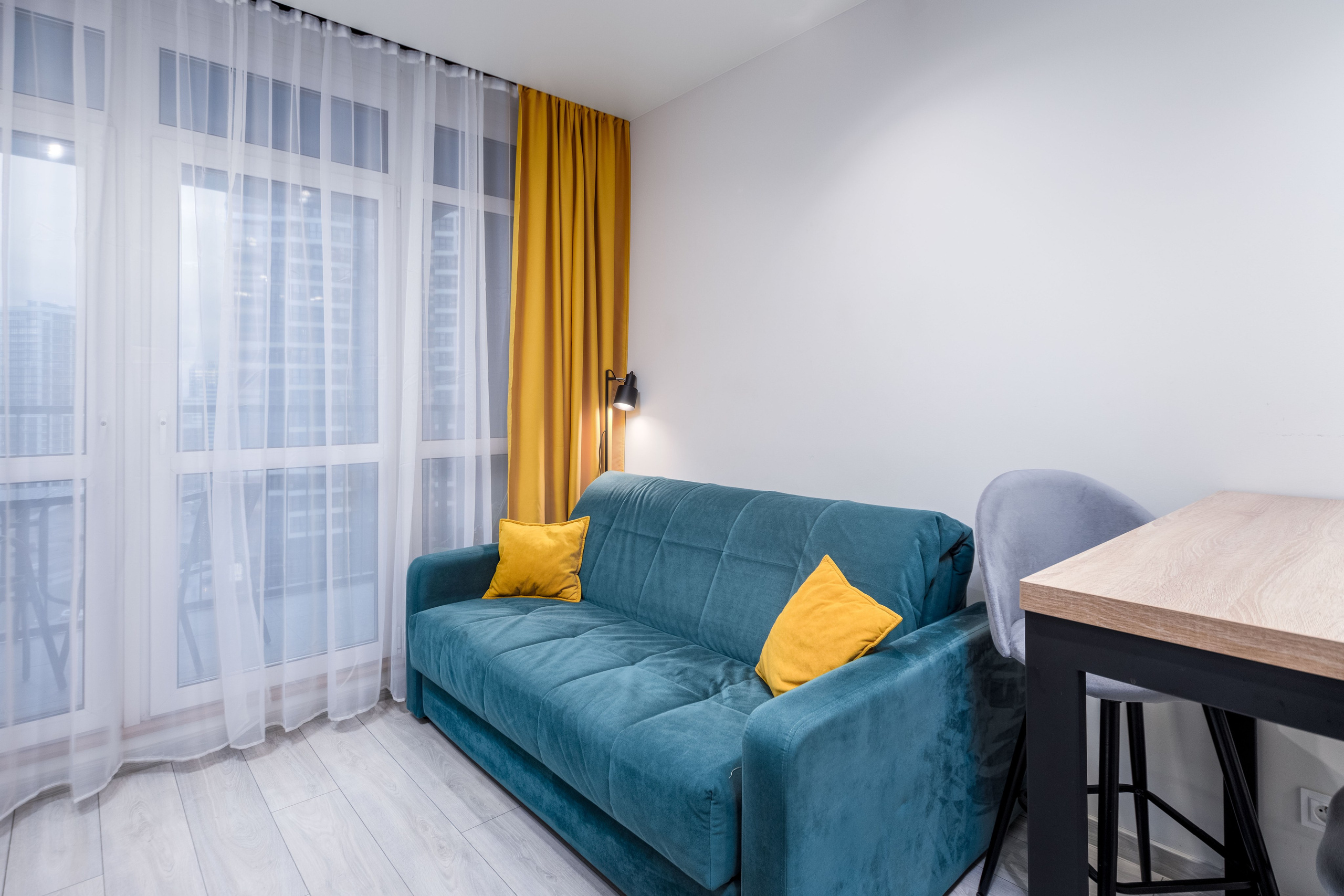 Яркий диван в гостиной двухкомнатной квартиры в Минске