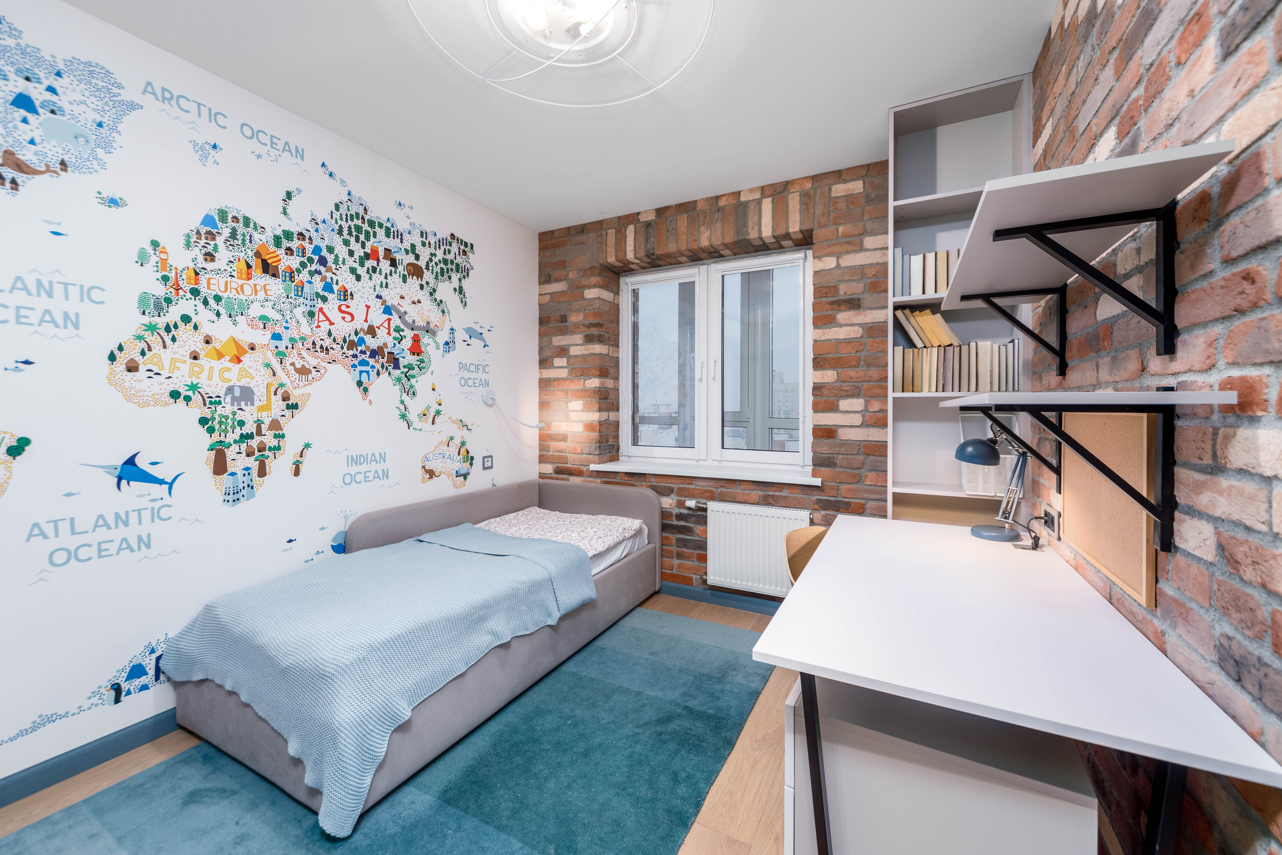 Рабочая зона в детской четырехкомнатной квартиры в Минске