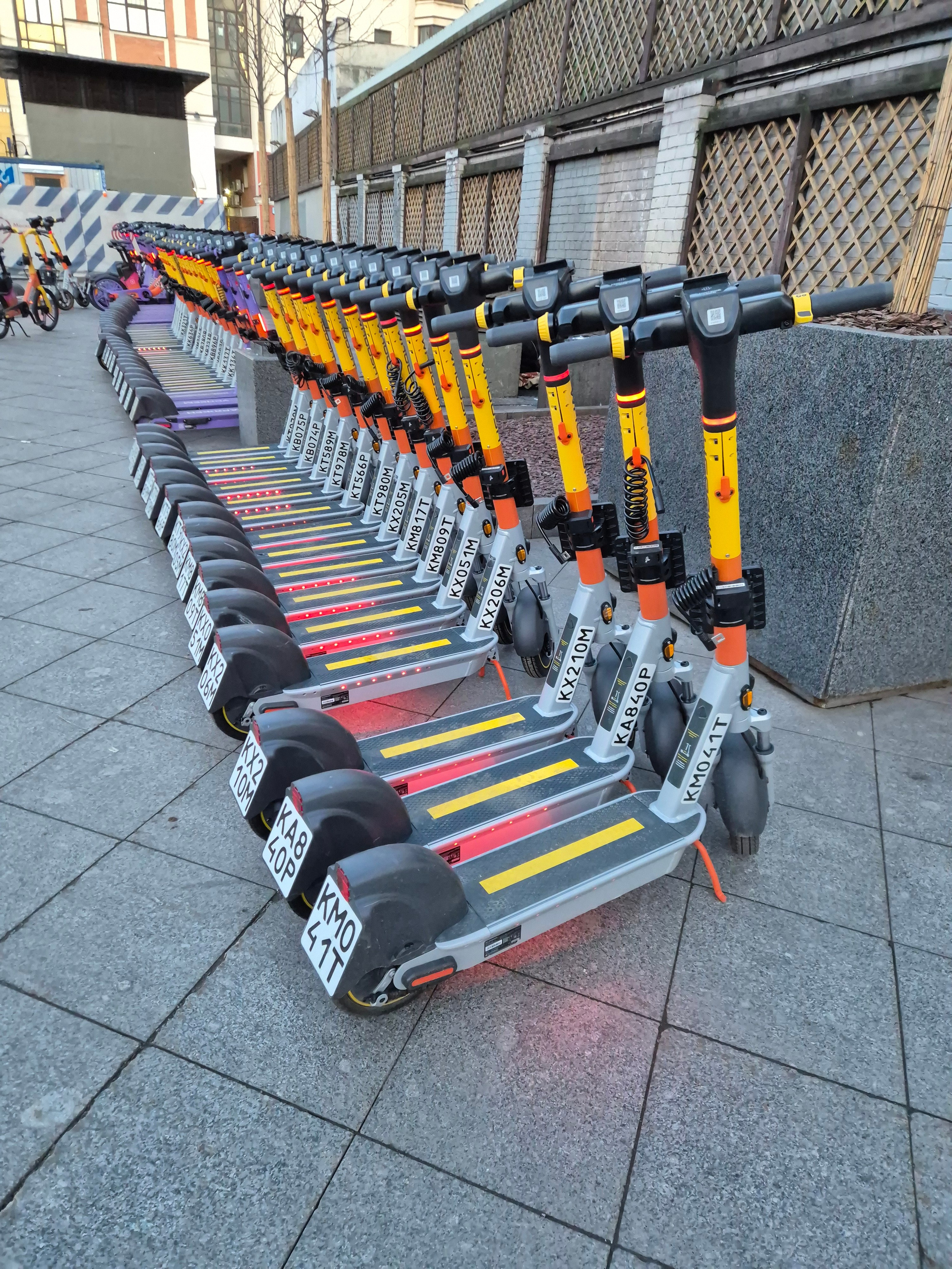 Самокаты готовы, но по случаю снега и морозов, пока выключены