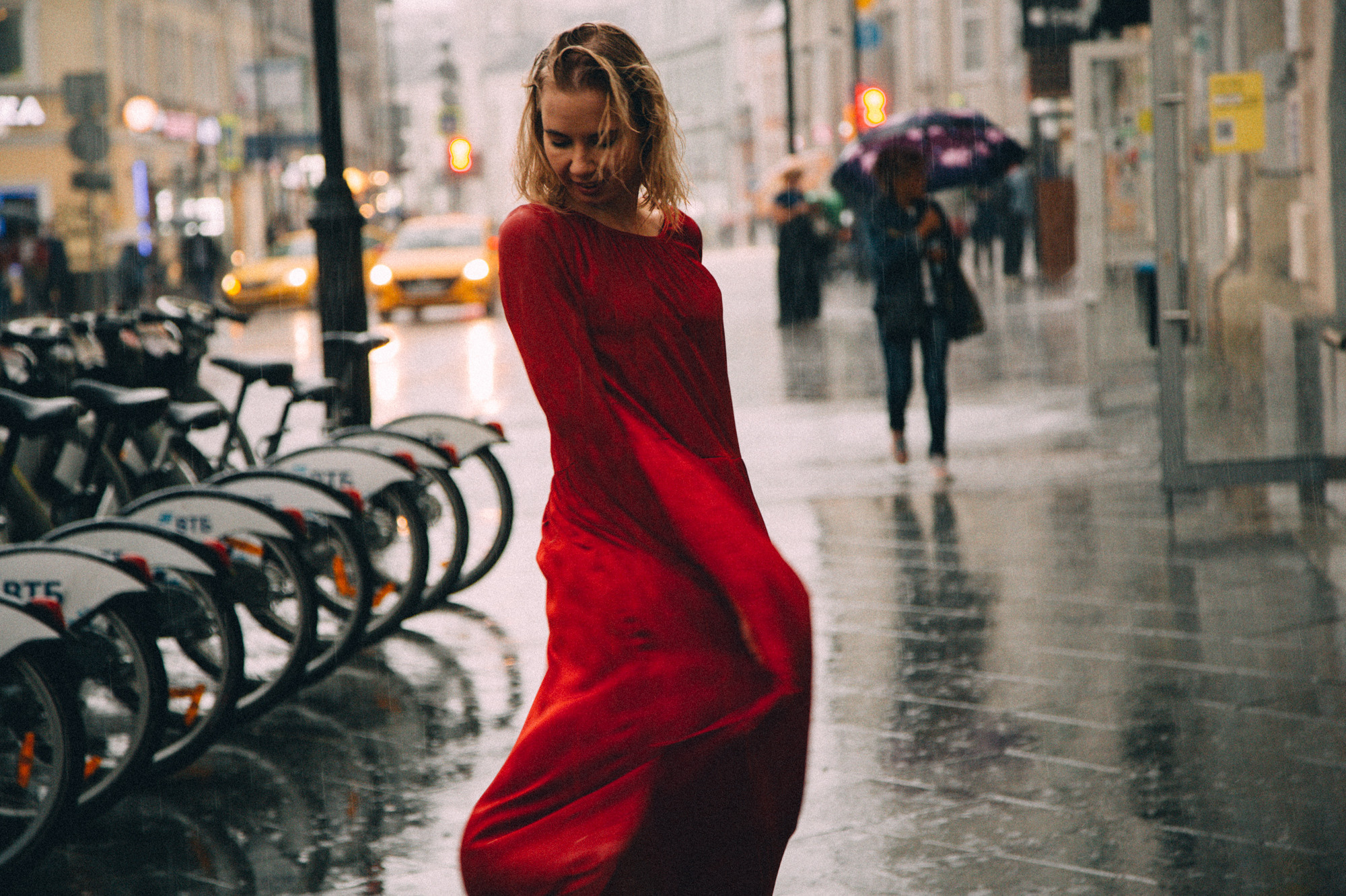 Под дождем. Фотографирую в Москве