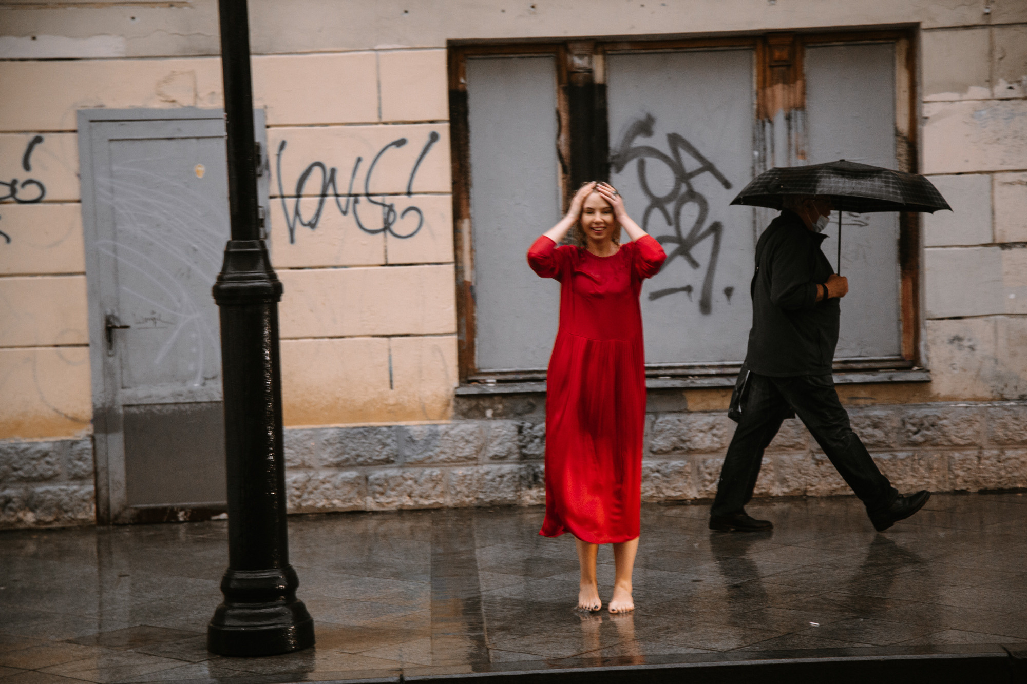 Под дождем. Фотографирую в Москве