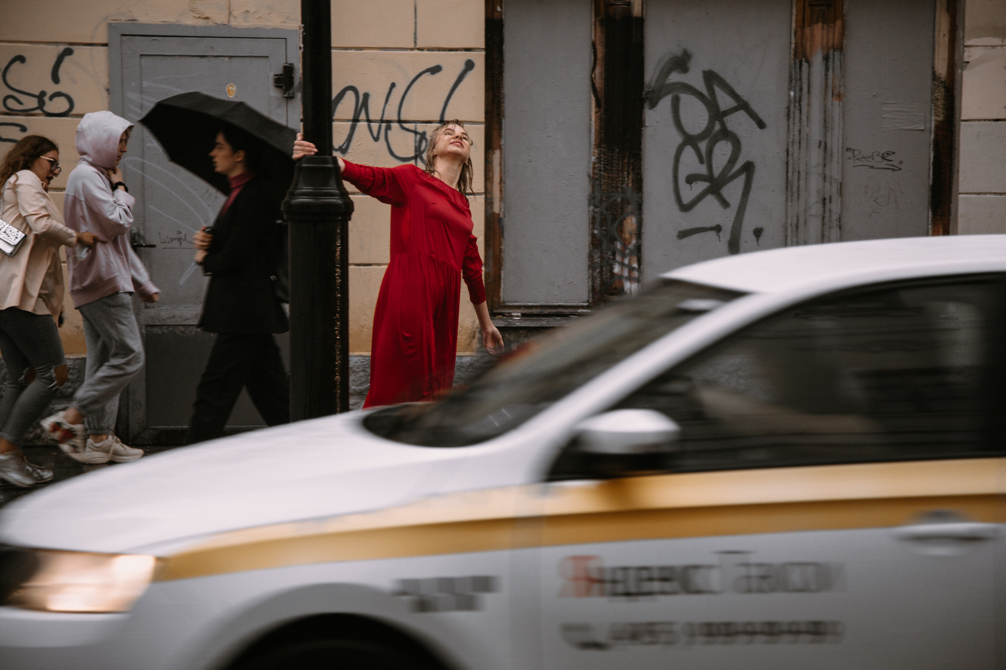 Под дождем. Фотографирую в Москве