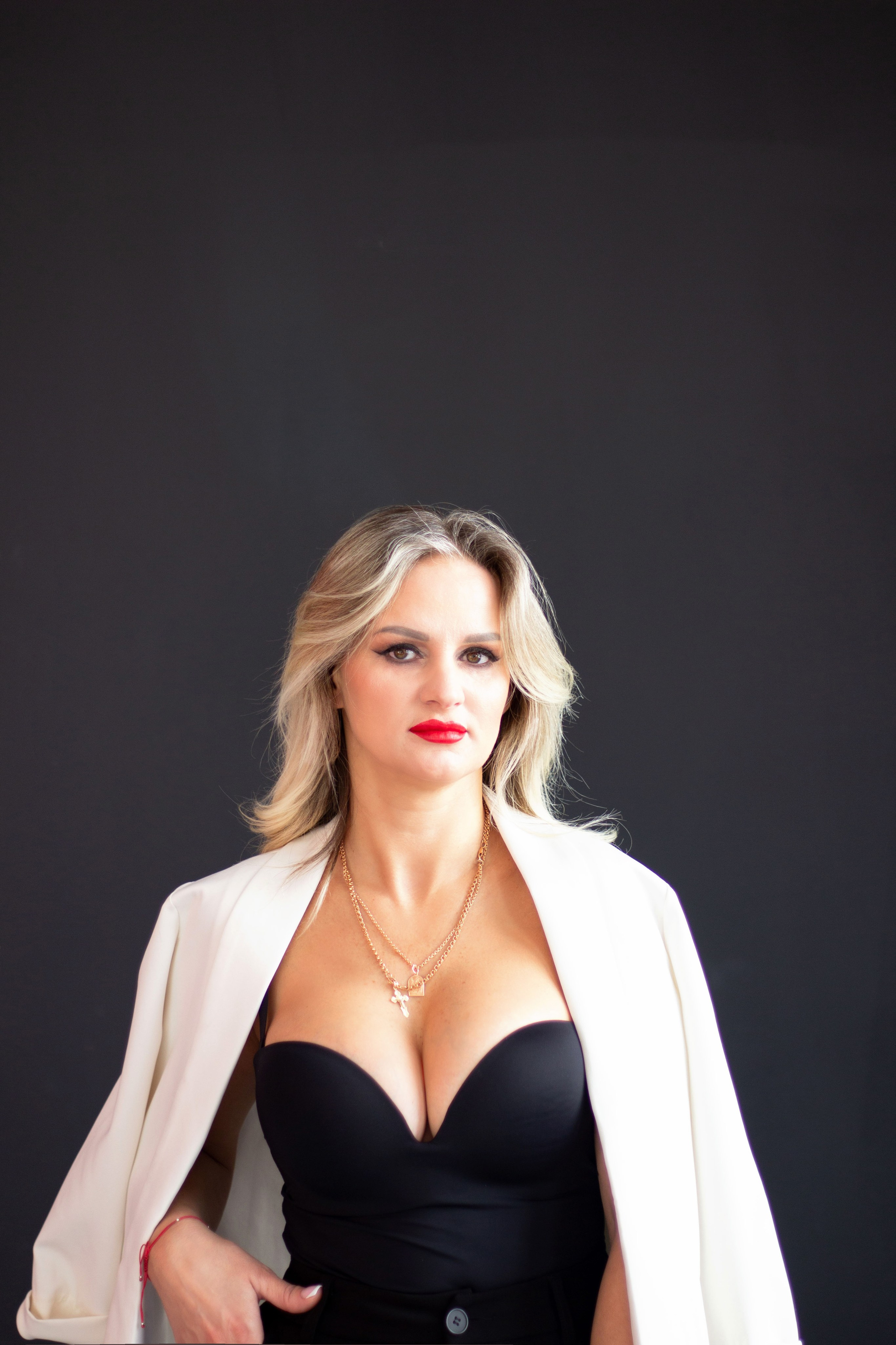 Фотограф в студии, студийная съемка в Орске недорого. Женский фотограф в Орске Новотроицке Динара Долганова