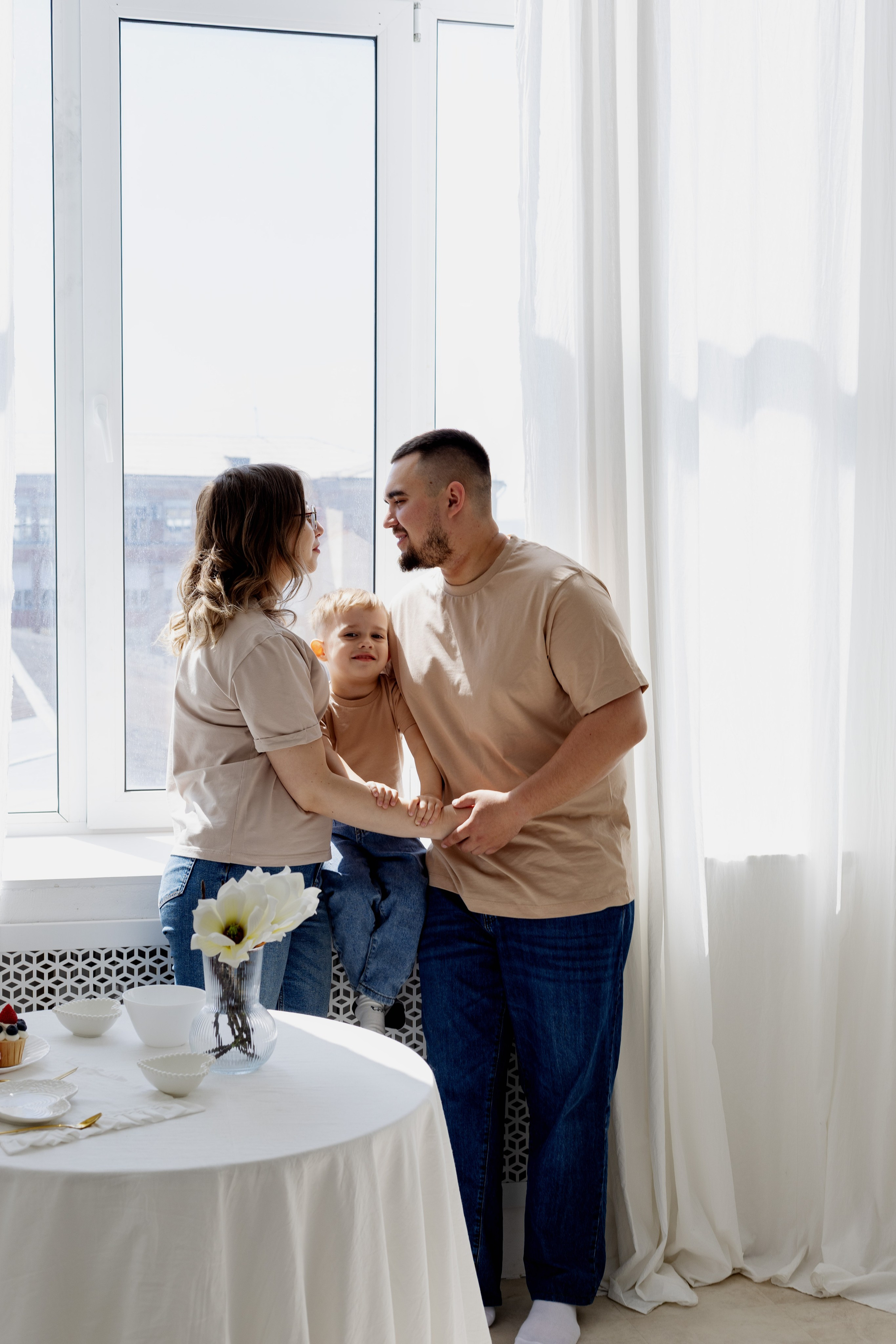 Семейная фотосессия в студии (Михаил, Крестина и Макар). Женский фотограф в Орске Новотроицке Динара Долганова