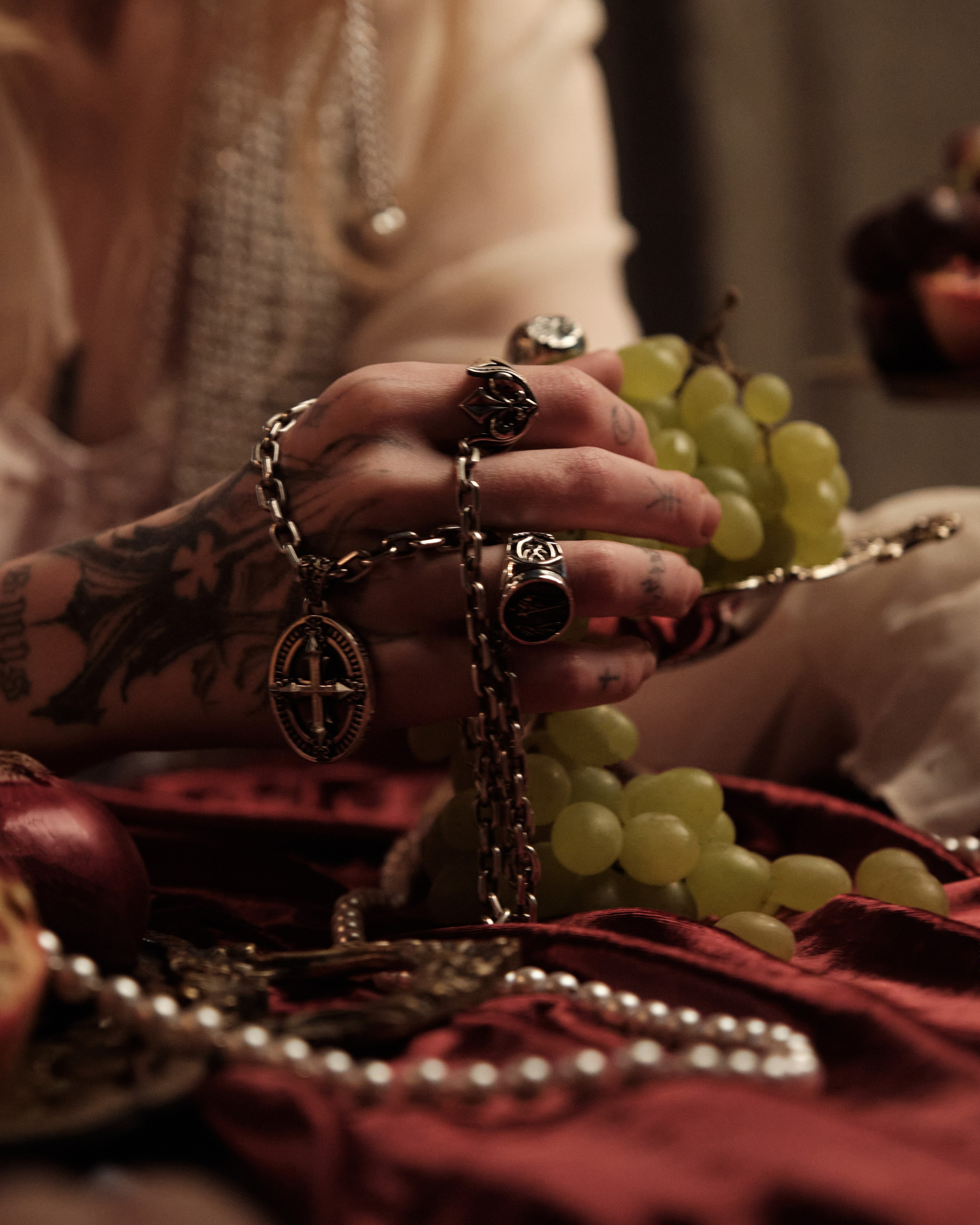 Knight for PRAY FOR MY SINS. Аксёнова Оля — сет-дизайнер, художник-постановщик, Москва