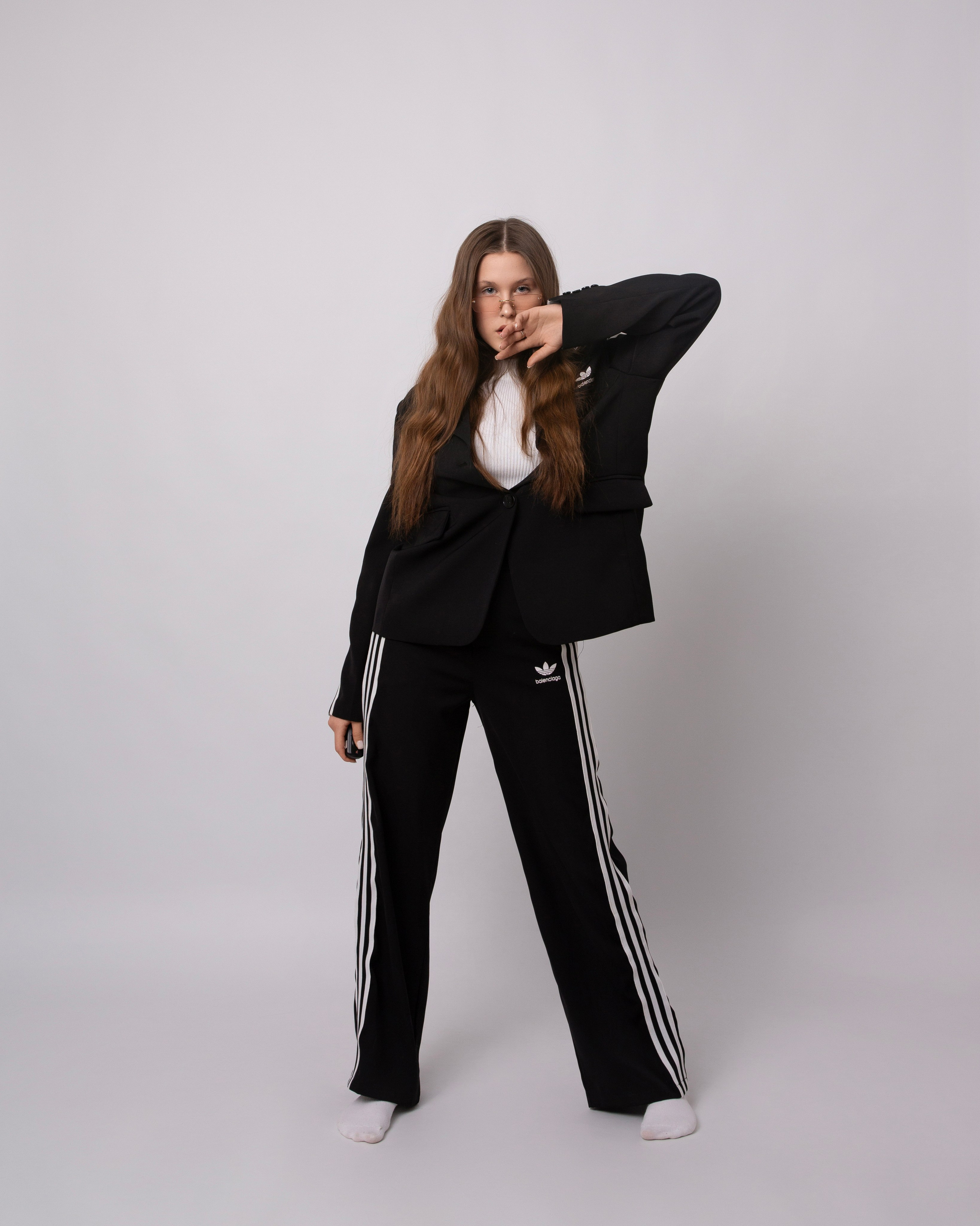 Самарская девушка в стильная съемка в черном спортивном костюме 