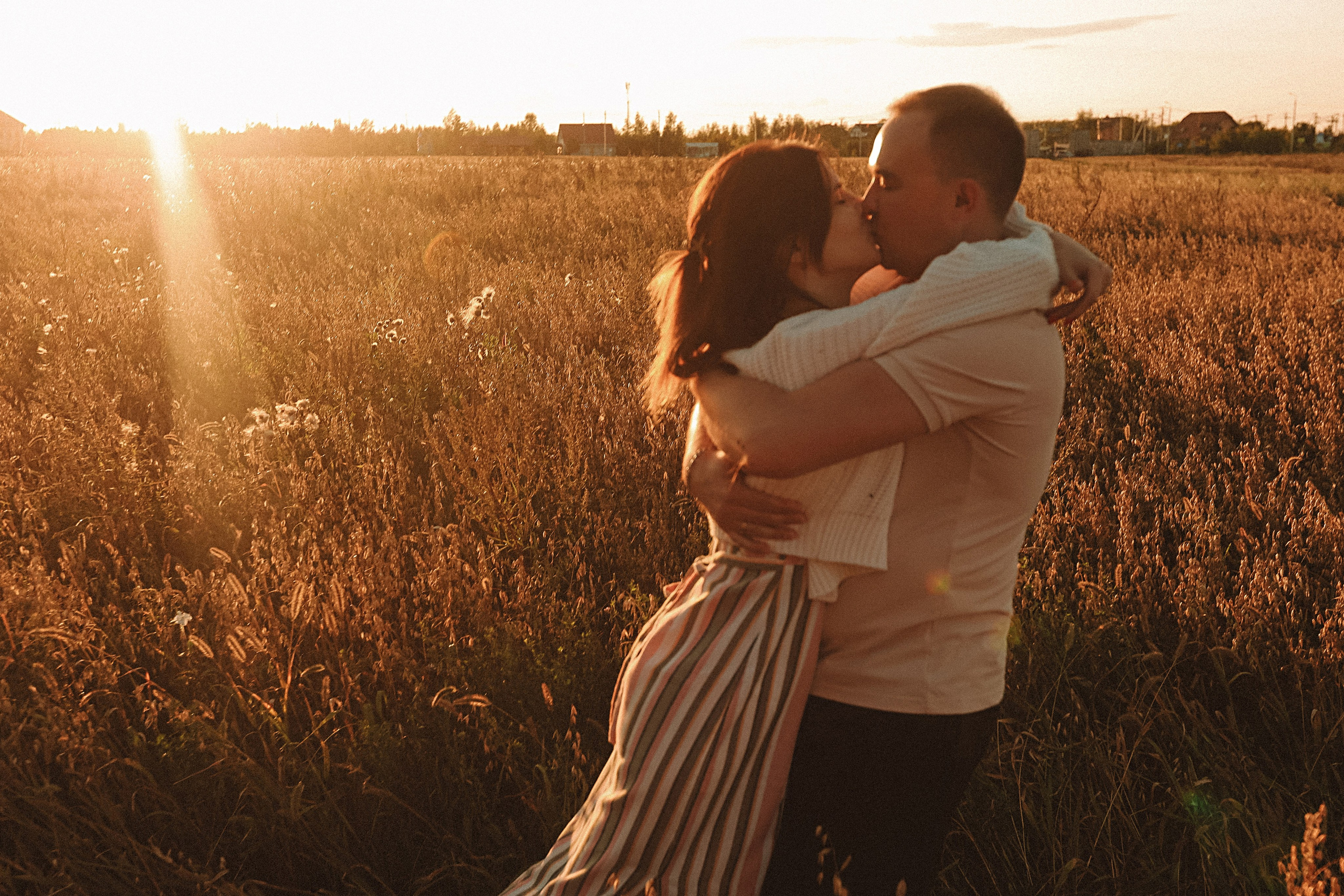 Поле love story на закате. Семейный фотограф Тюмень, фотограф на роды Салмина Мария