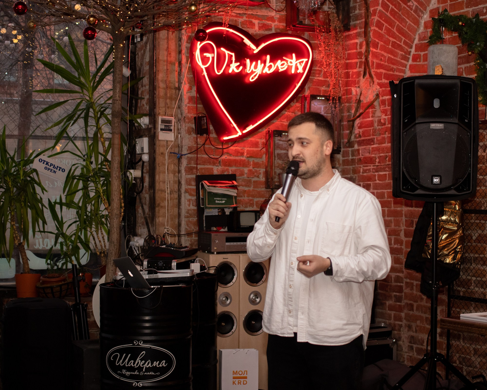 Новогодняя встреча в баре «Шаверма». Репортажный, промышленный и маркетплейс-фотограф Дмитрий Чернат