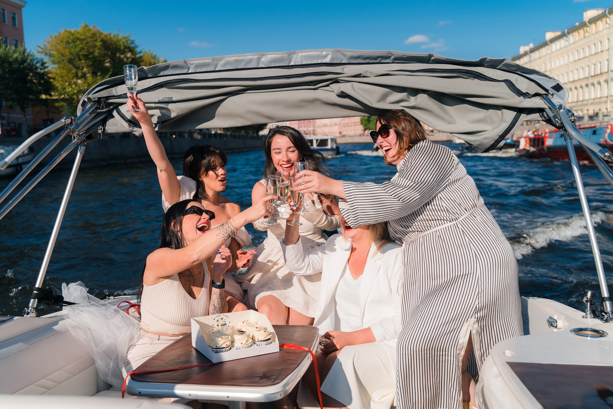 Фотосъемка девичника, встреча девушек, веселые женские портреты