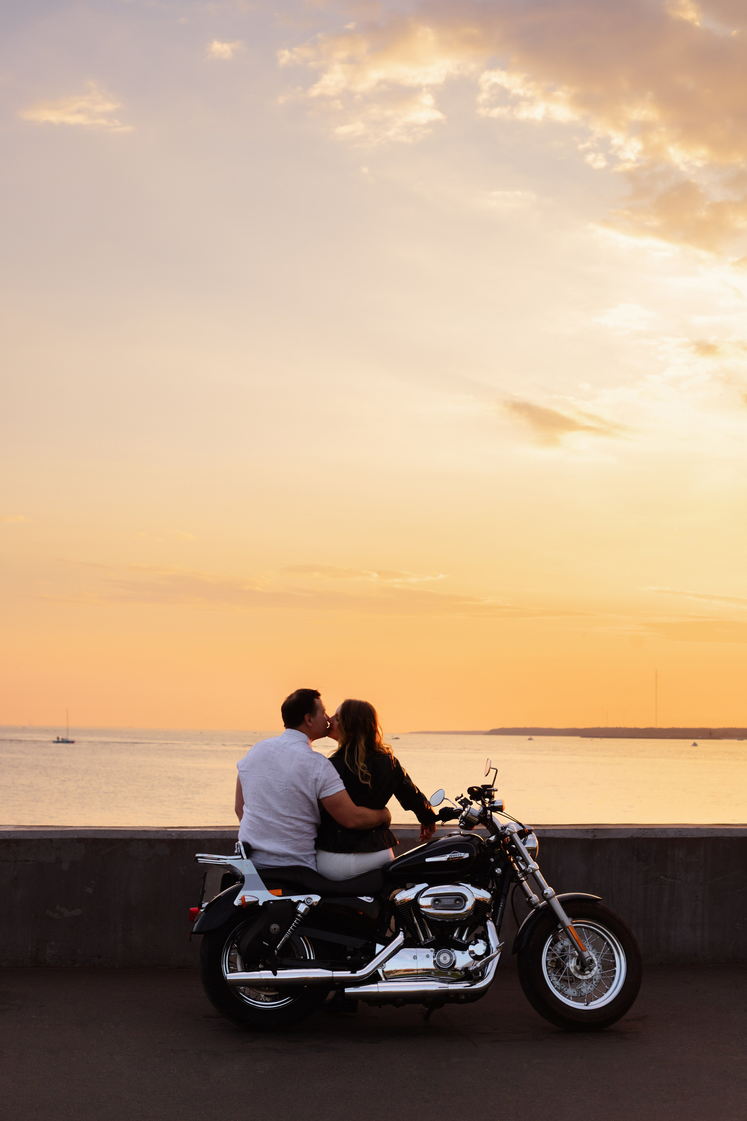 Фотосессия Love story Лахта на закате с мотоциклом. Фотограф в Санкт-Петербурге, Анна Скворцова