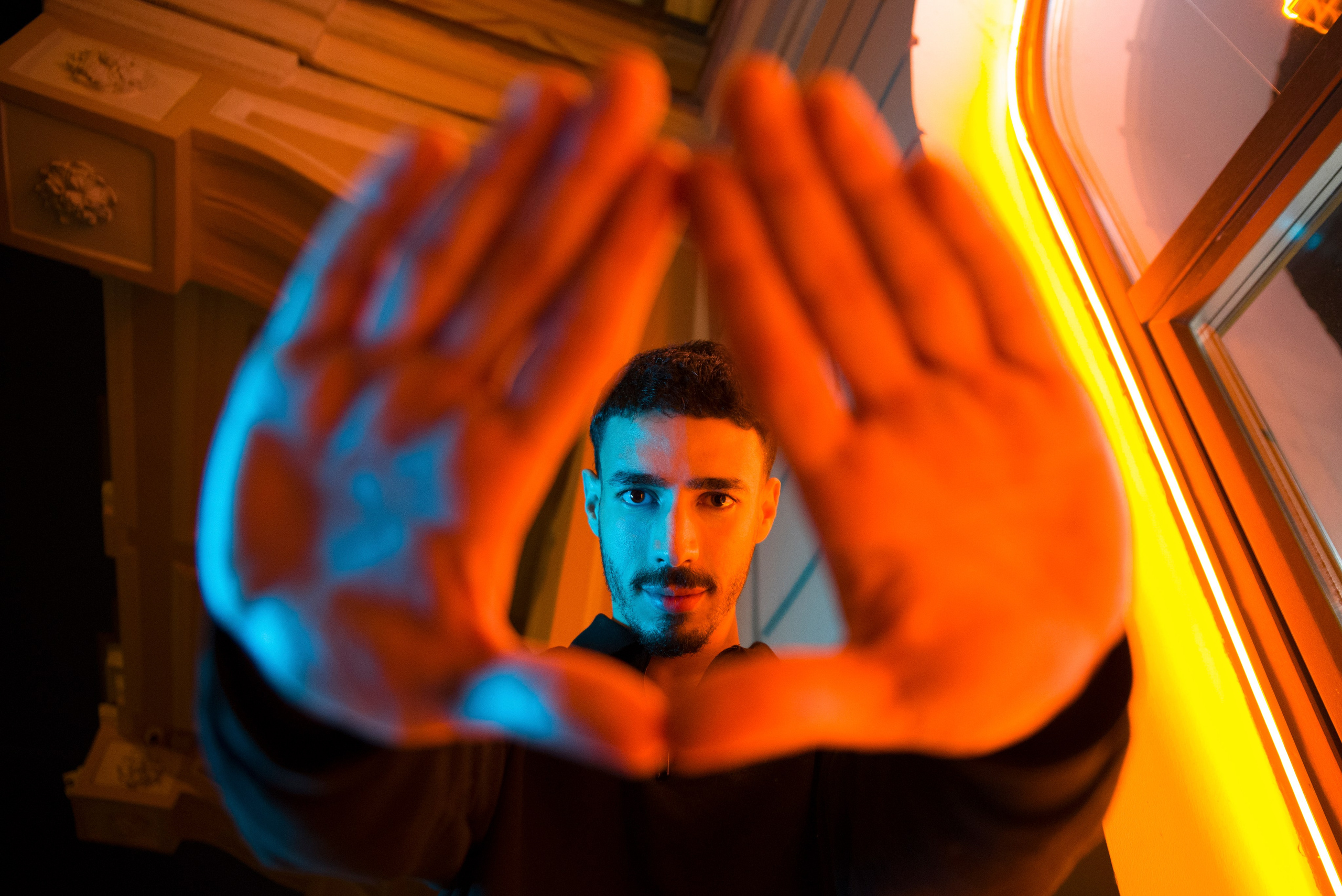 Зинадин. Уличная сессия с цветным светом