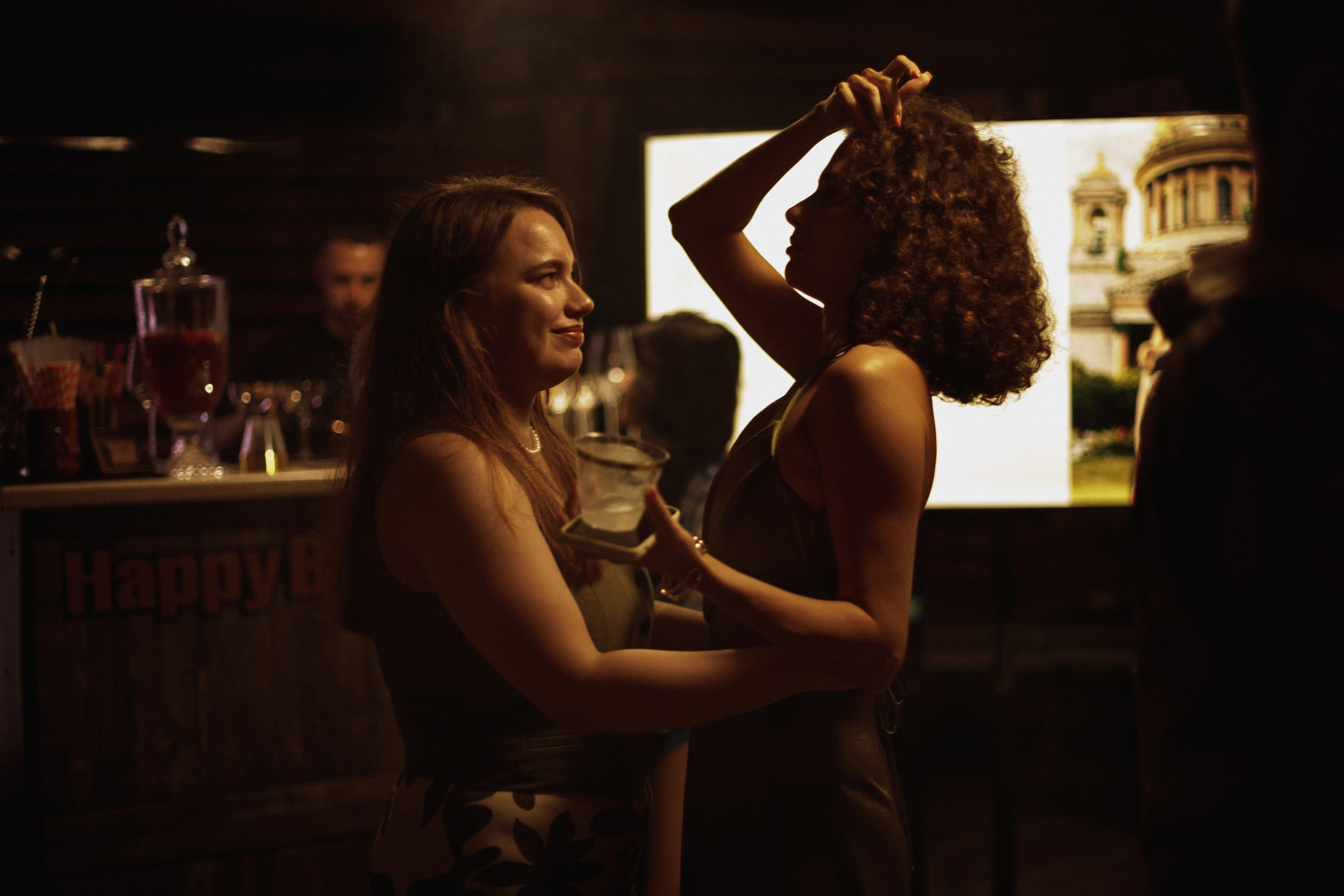 Фотосессия вечеринки у бассейна с видом на горы. Свадебный, репортажный и портретный фотограф Сочи, Краснодар. Александра Зайцева