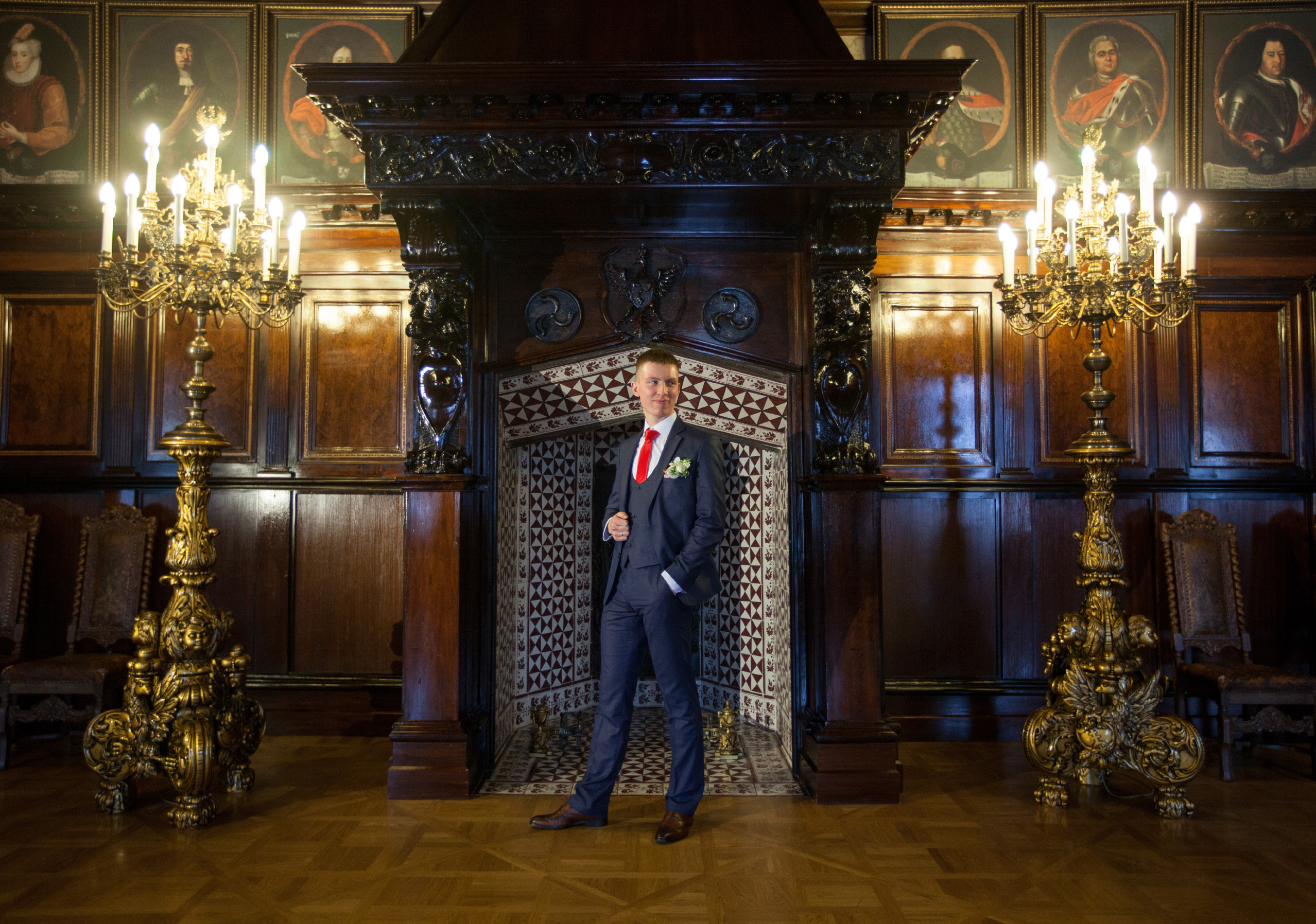 портрет жениха на  фоне камина.