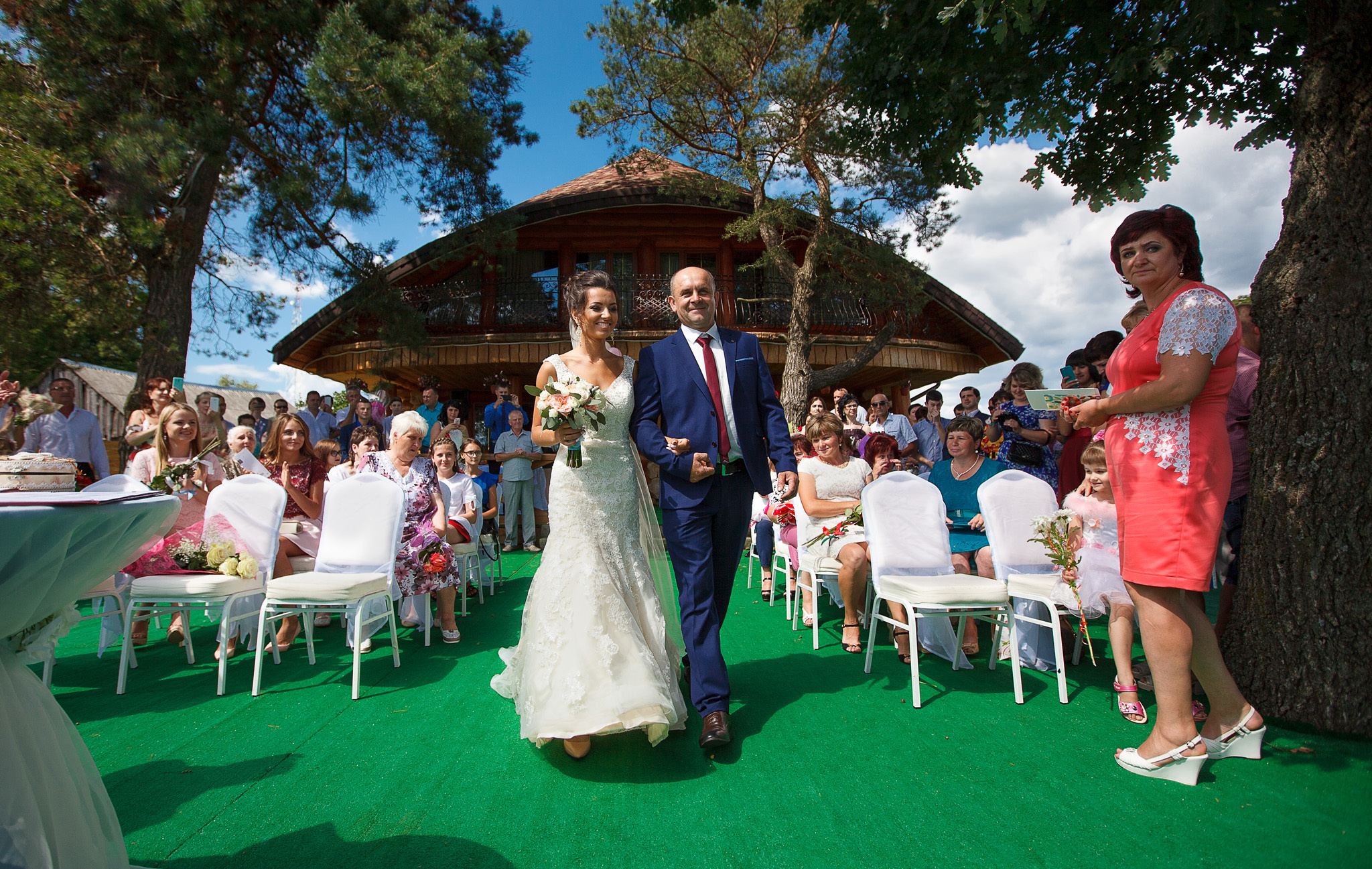 отец невесты ведет ее к жениху.